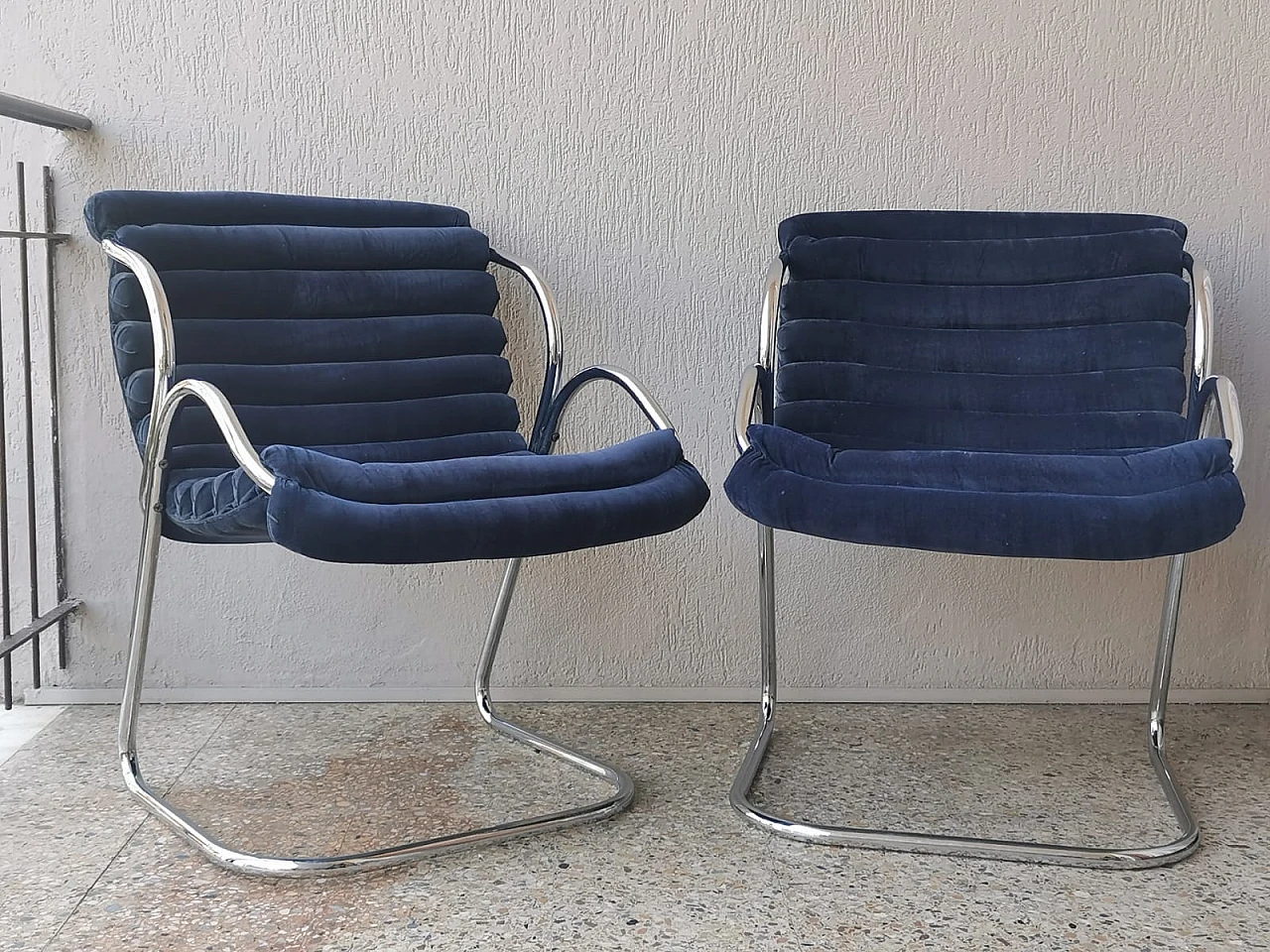 Coppia di poltrone cantilever in velluto blu , Anni '70 1