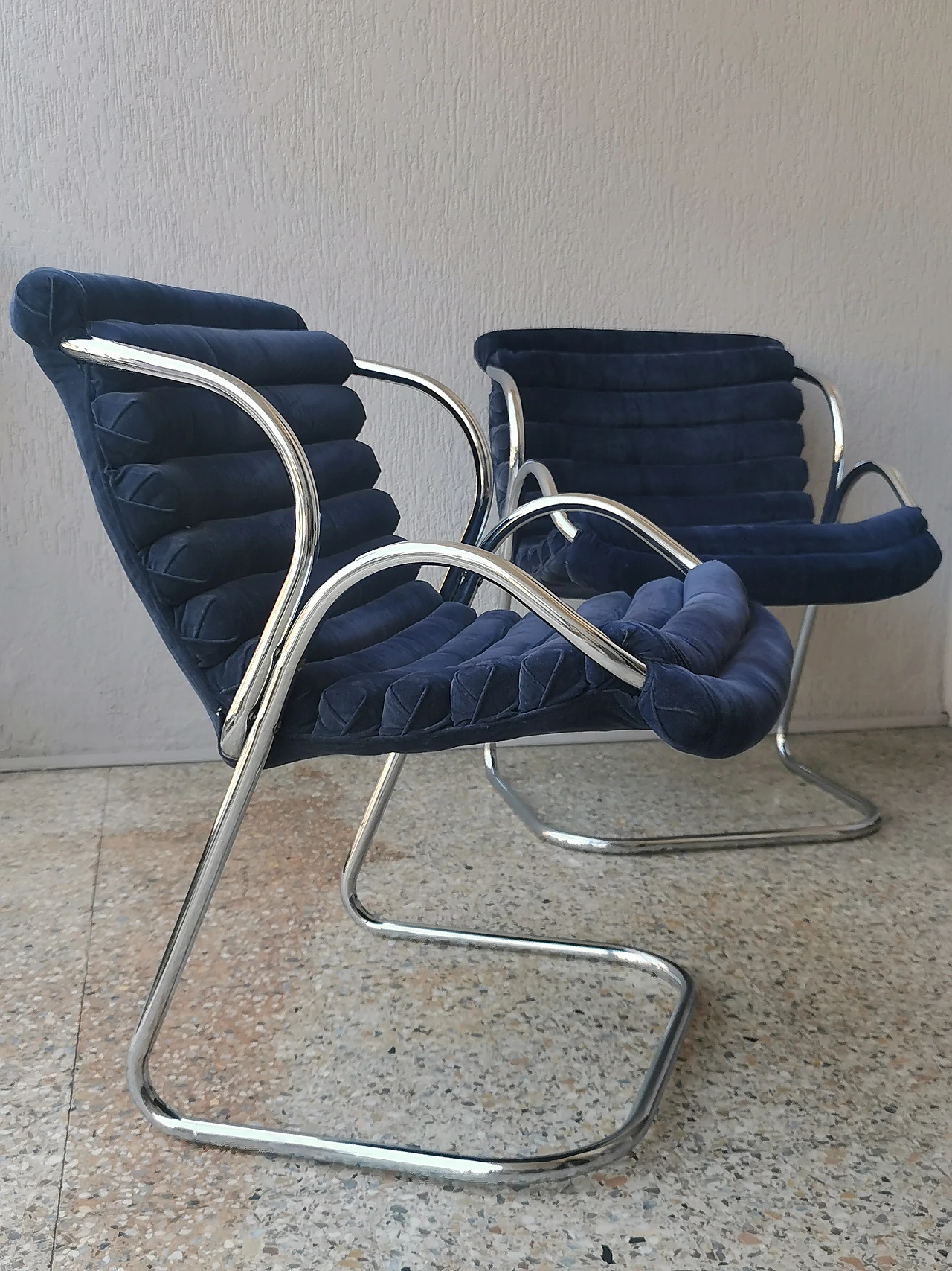 Coppia di poltrone cantilever in velluto blu , Anni '70 10