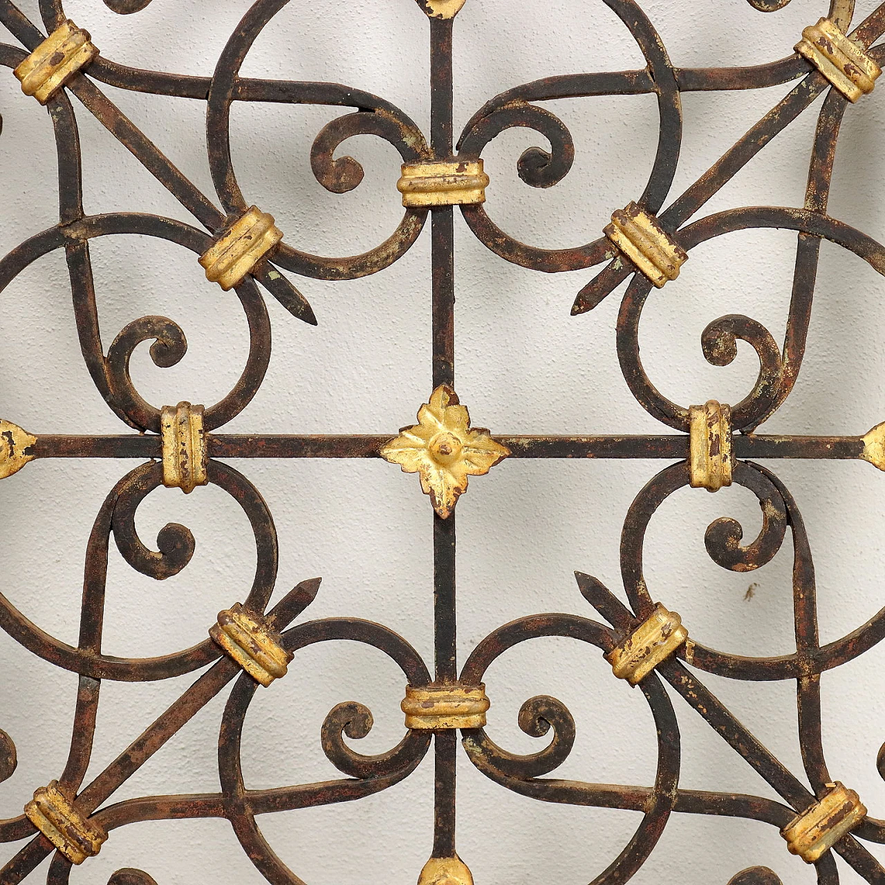 Scrolled wrought iron gate with gold details, 19th century 3