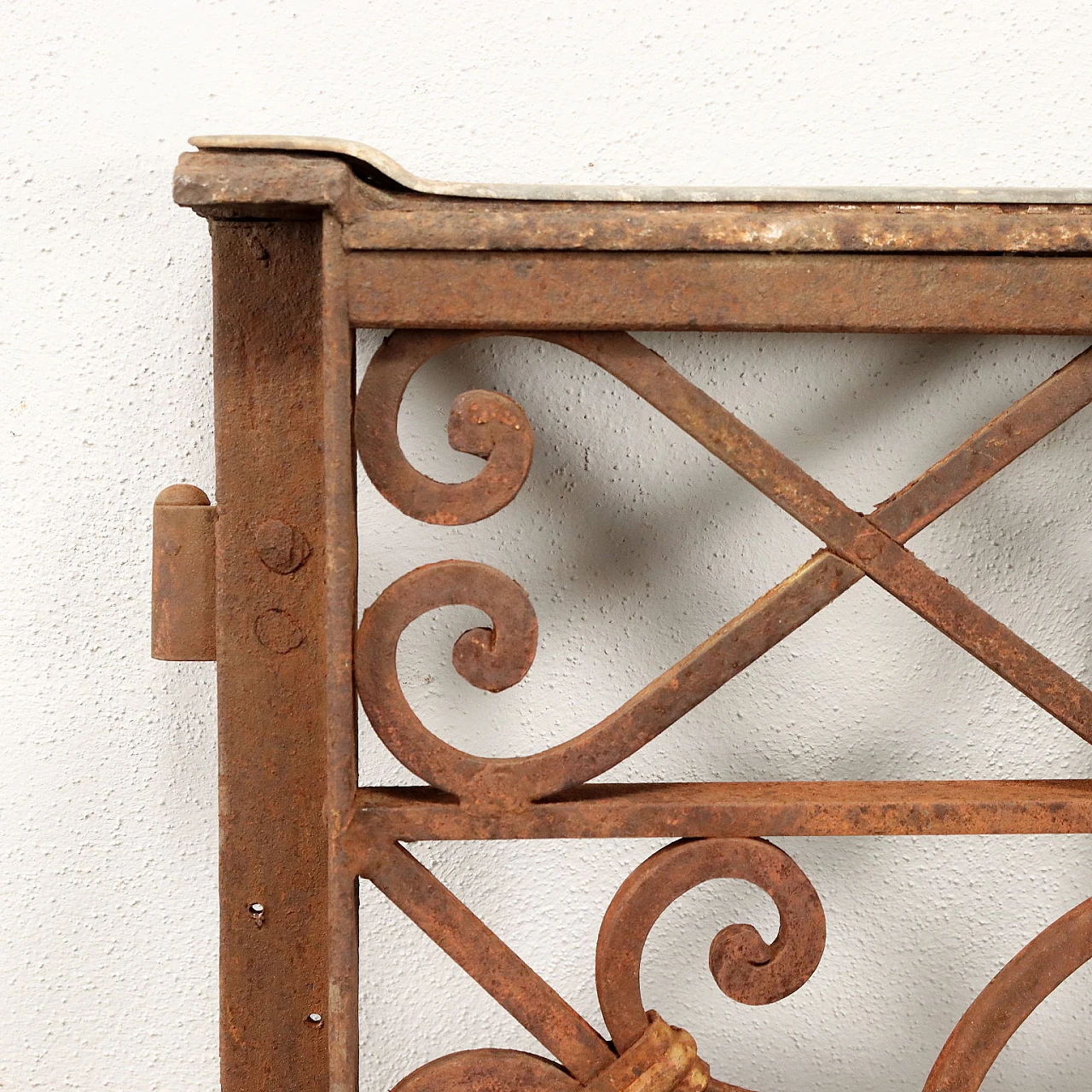 Scrolled wrought iron gate with gold details, 19th century 5