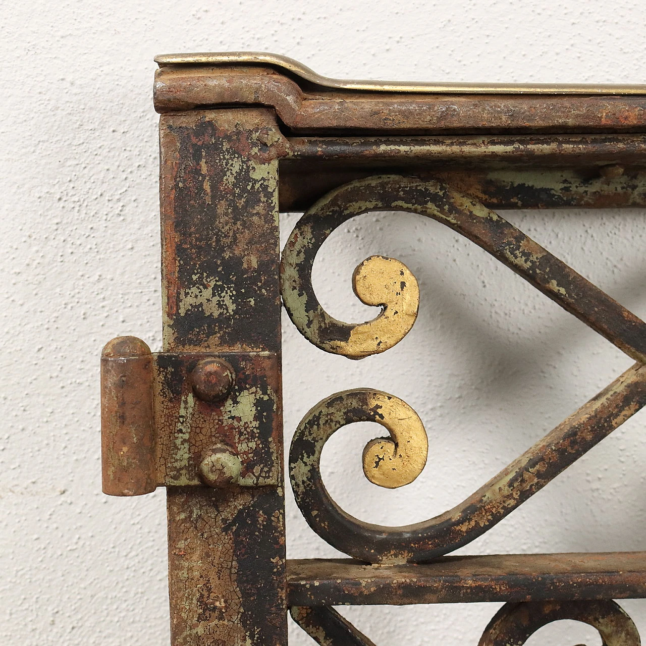 Scrolled wrought iron gate with gold details, 19th century 6