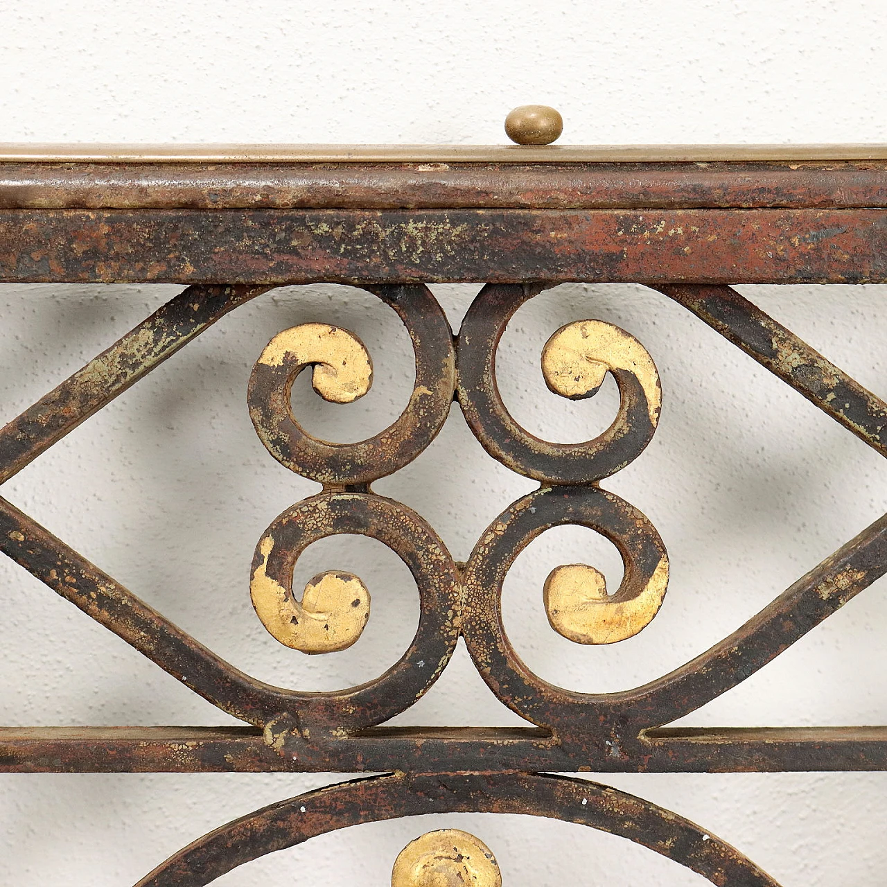 Scrolled wrought iron gate with gold details, 19th century 7