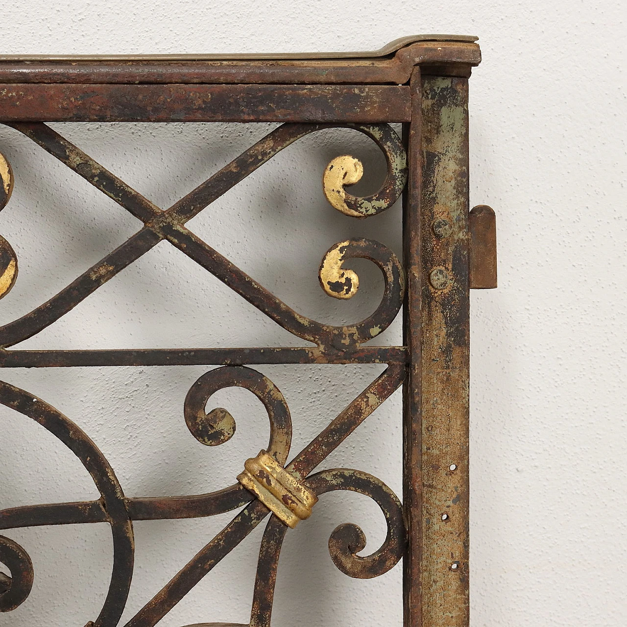 Scrolled wrought iron gate with gold details, 19th century 9