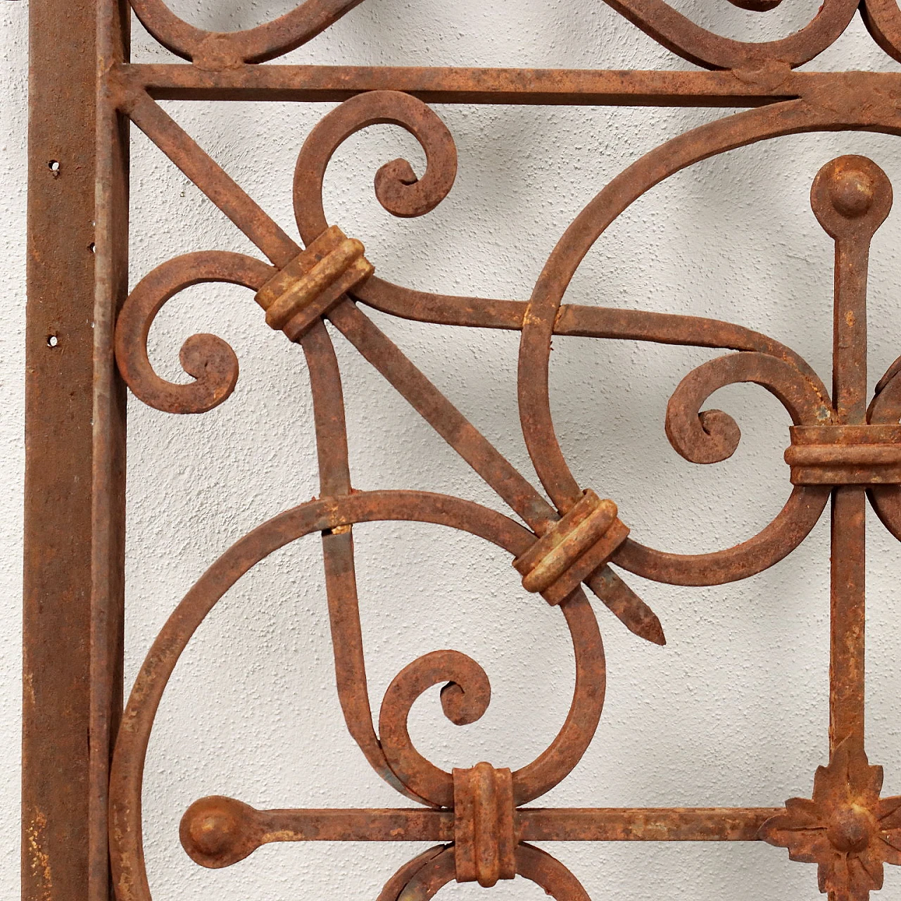 Scrolled wrought iron gate with gold details, 19th century 10