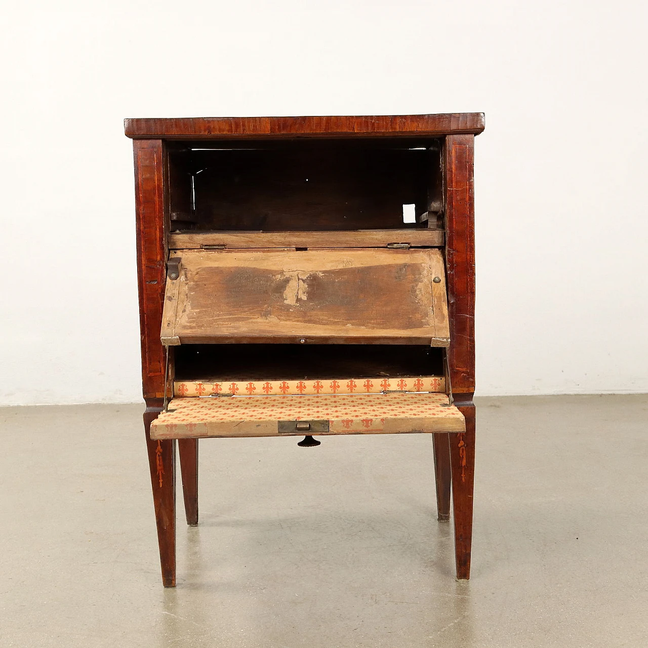 Walnut bedside table with truncated-pyramidal legs, 18th century 5