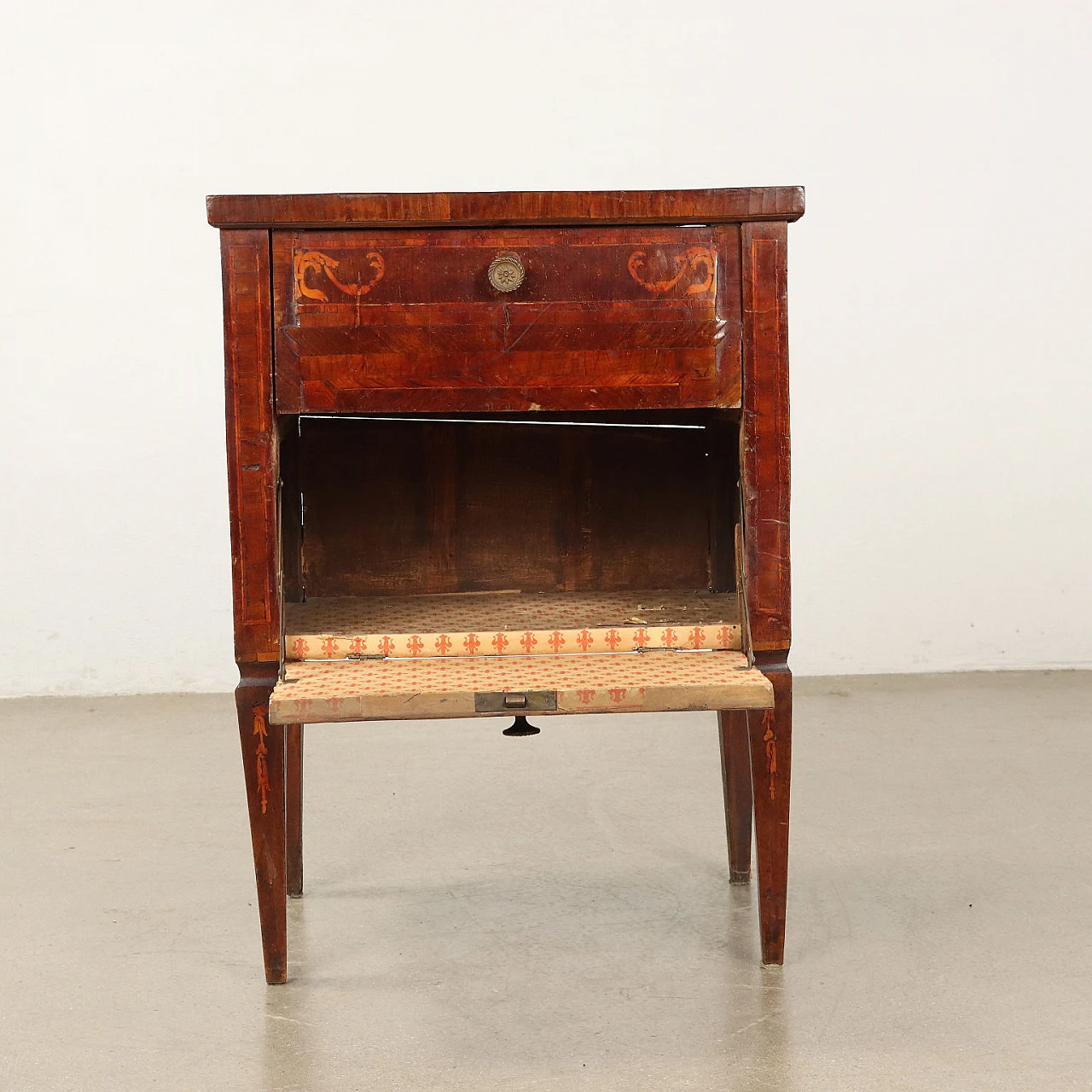 Walnut bedside table with truncated-pyramidal legs, 18th century 6