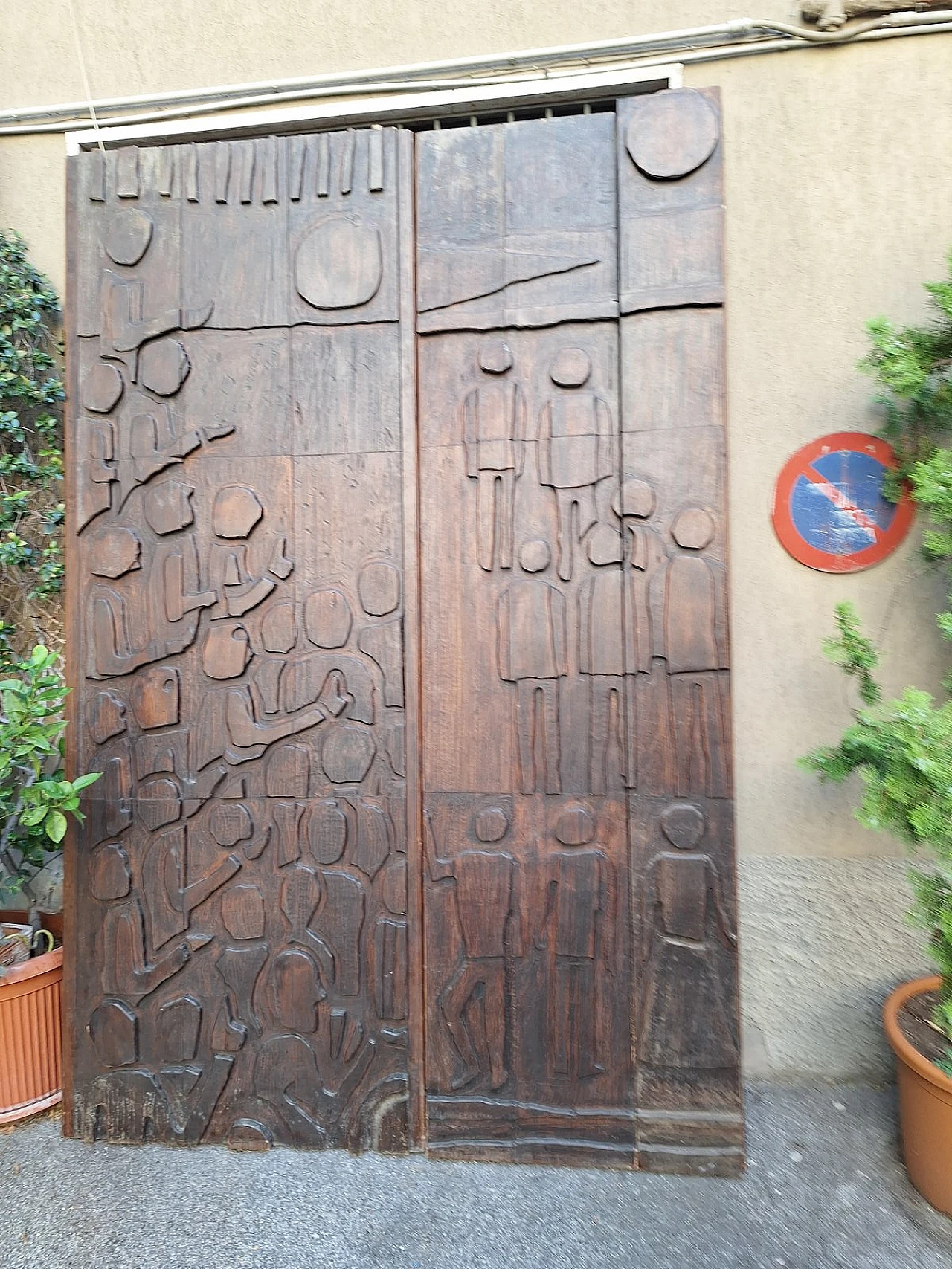 Pannello decorativo in legno patinato scuro con disegni, anni '60 4