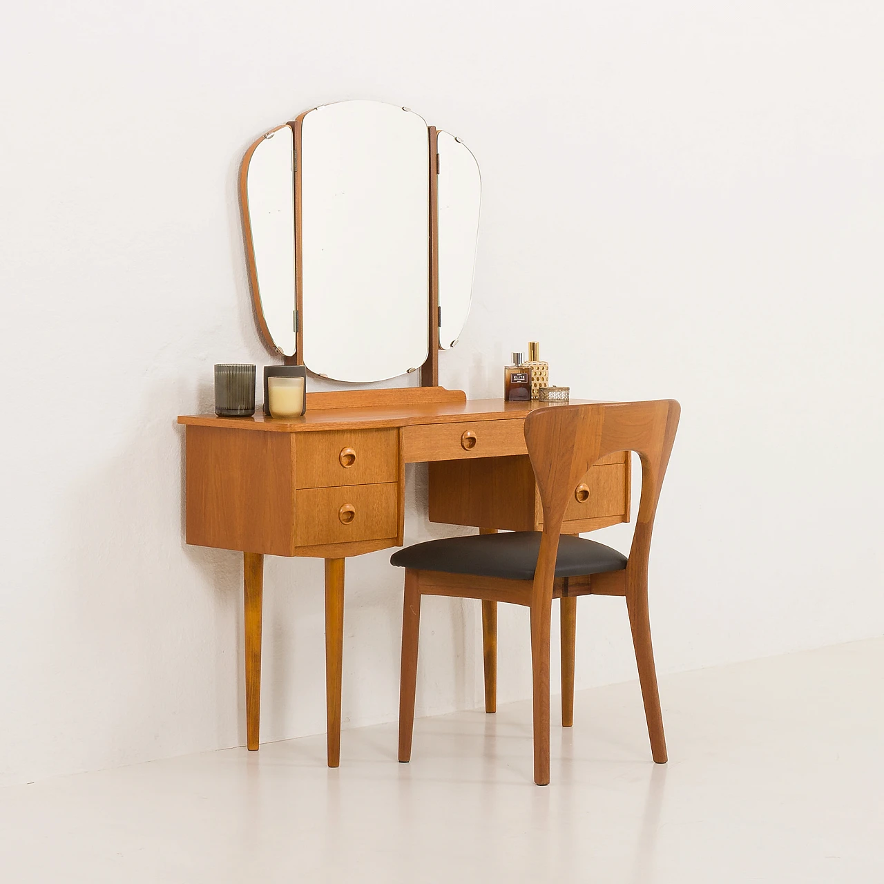 Scandinavian dressing table in teak with adjustable mirrors, 1970s 3