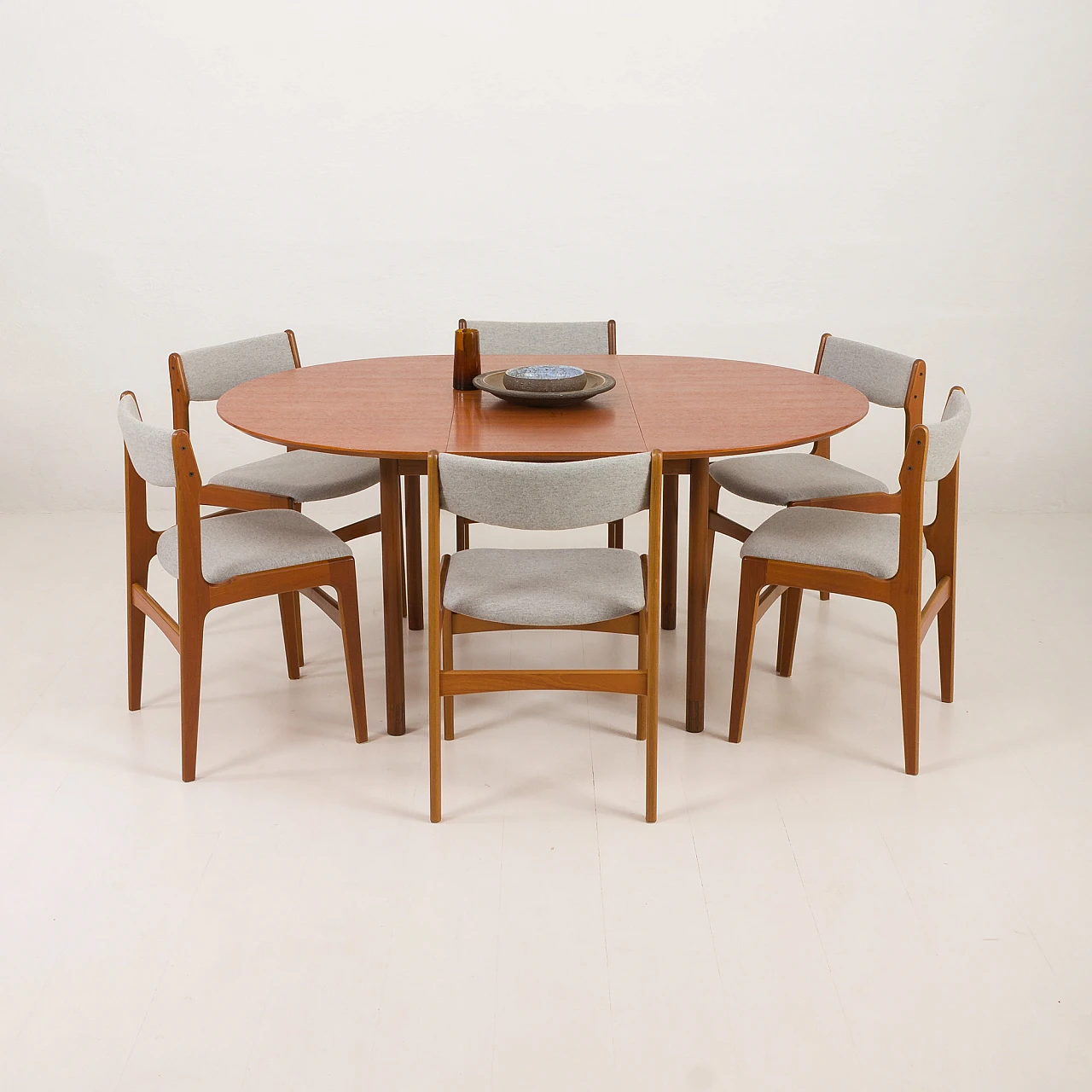 Danish round extendable table in teak, 1960s 1