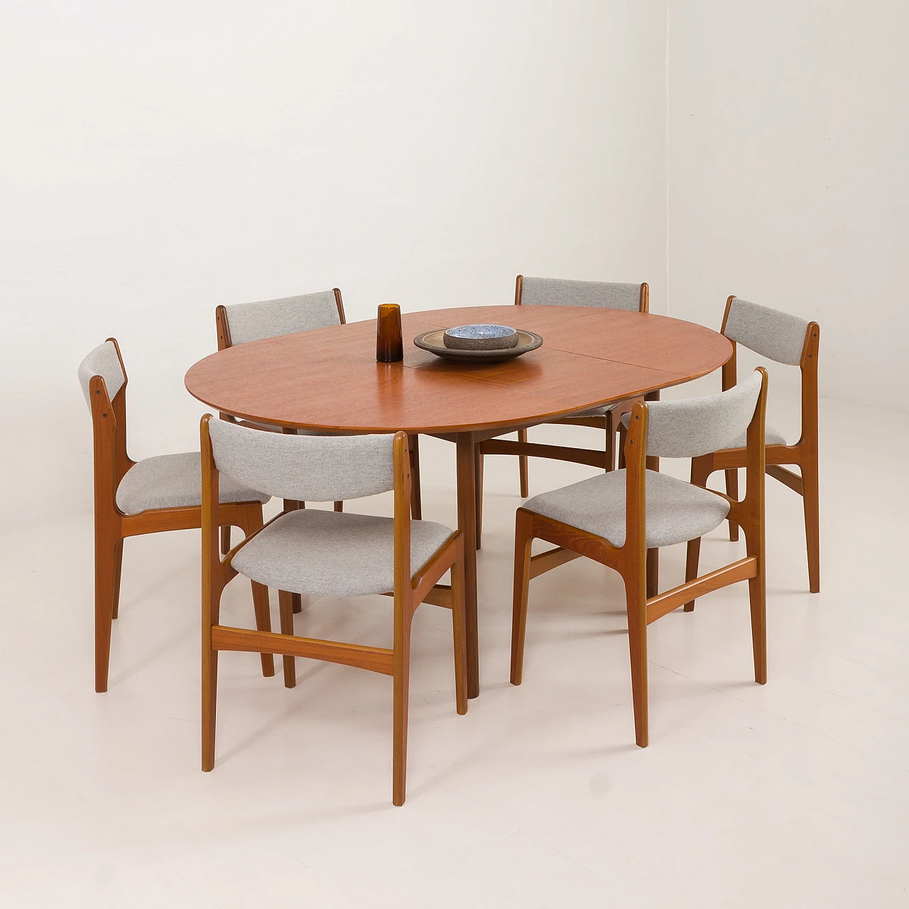 Danish round extendable table in teak, 1960s 2