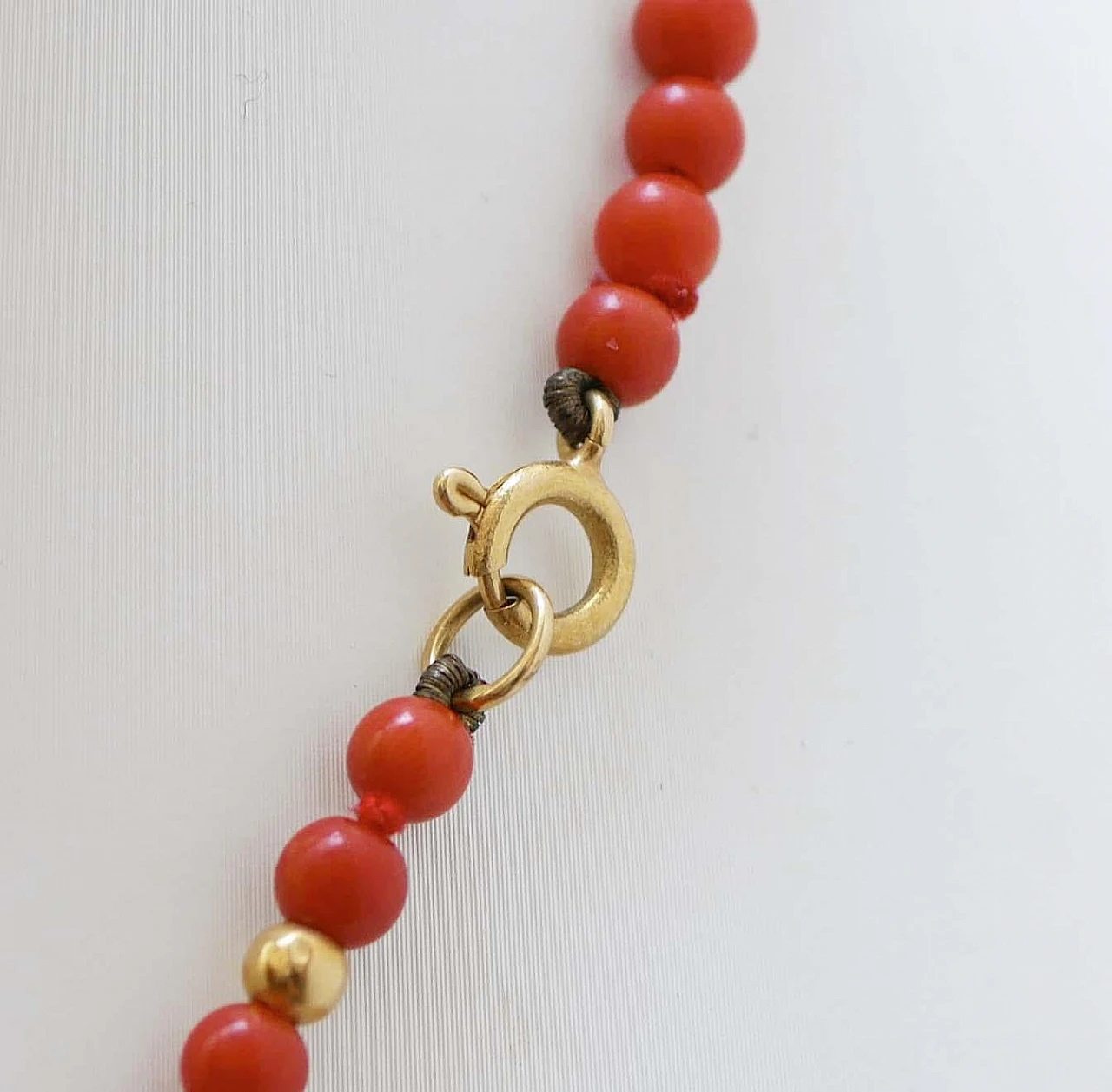 Coral, 18 Karat Yellow Gold Necklace. 3