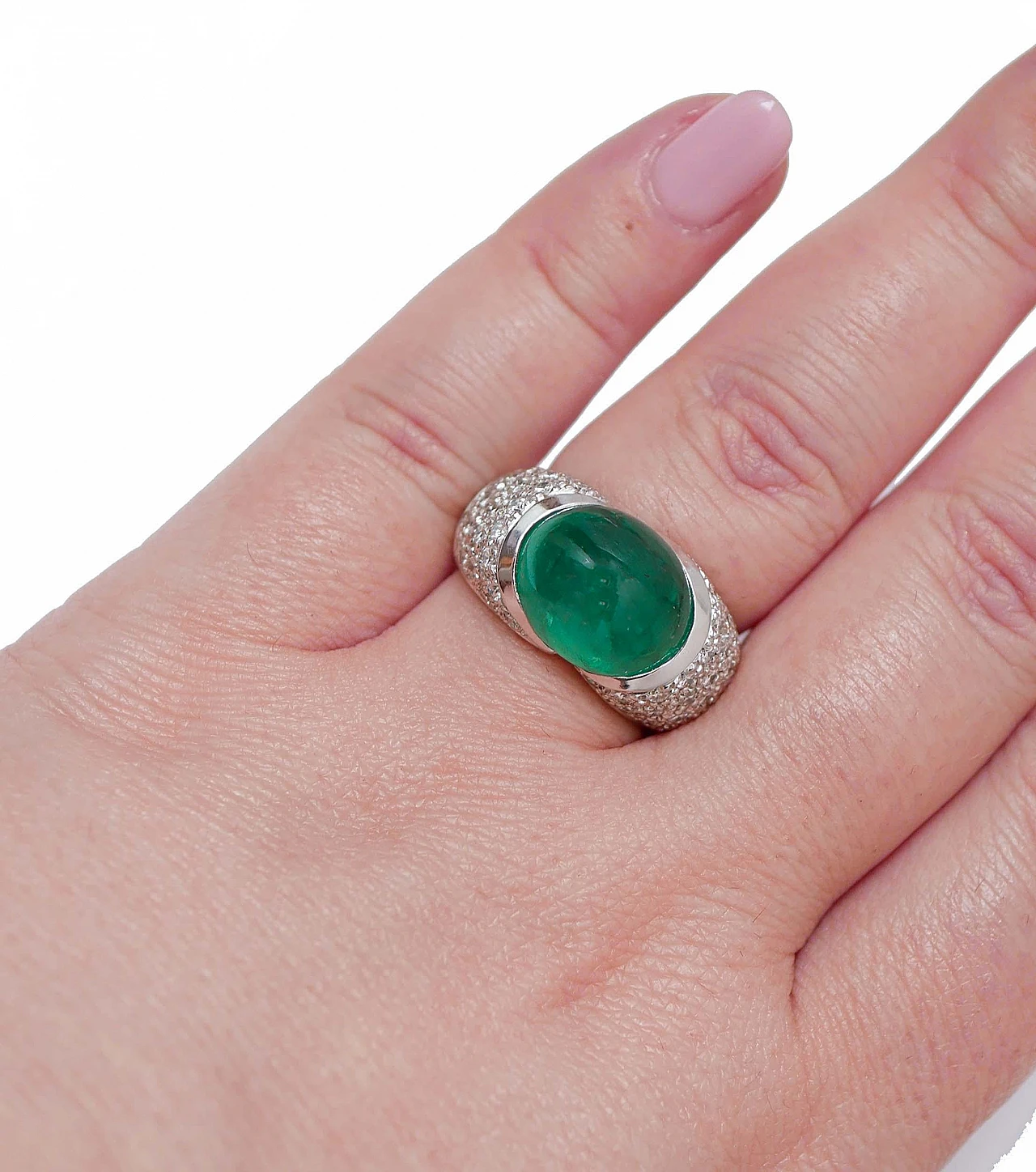 18K white gold ring with emerald and diamonds, 1960s 5