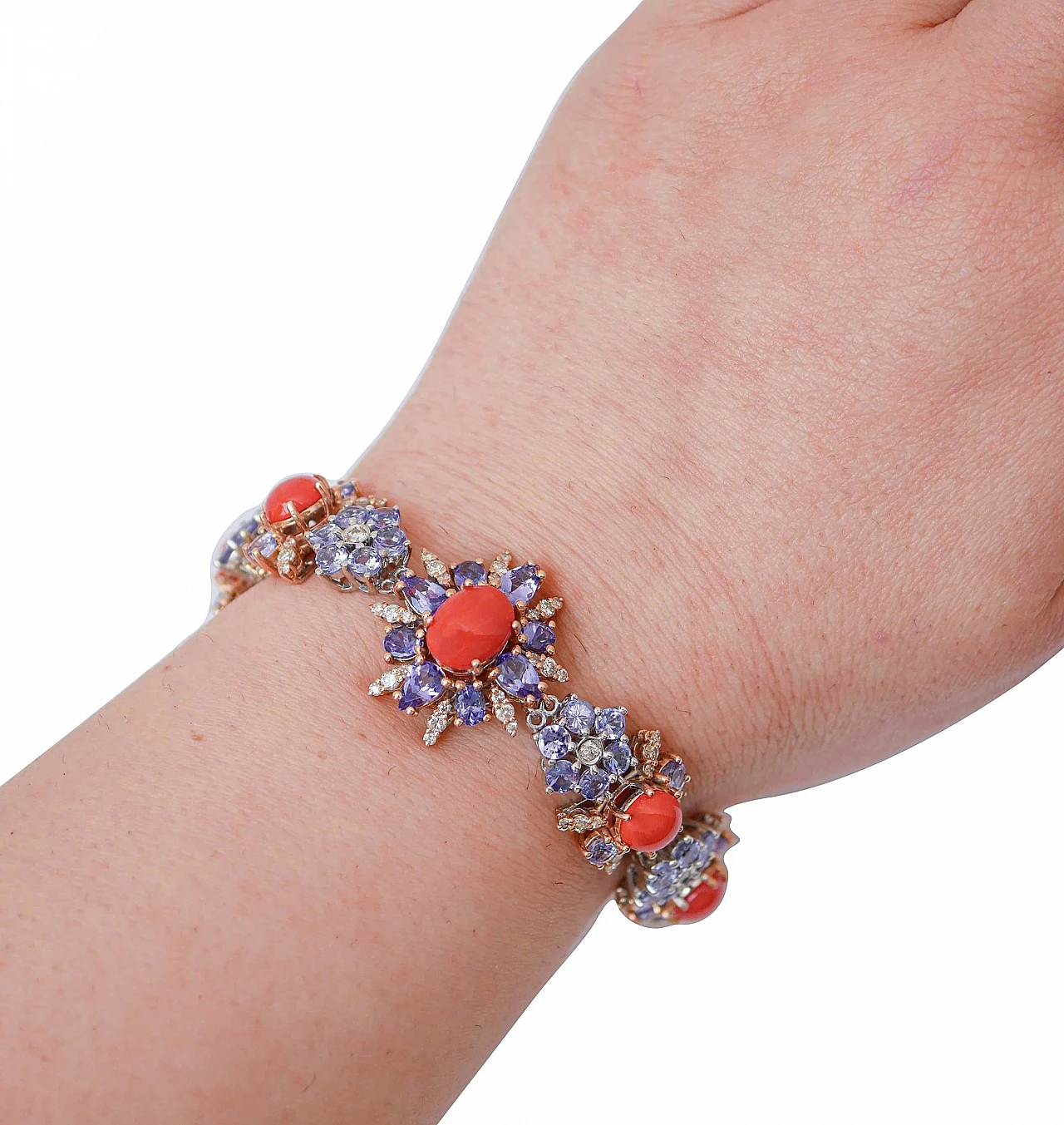 Bracciale in corallo, tanzanite, diamanti, oro rosa 14 kt e oro bianco 5