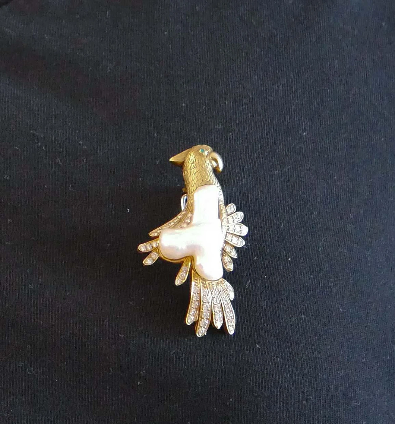 Parot brooch in 18 kt yellow gold, baroque pearls, emerald, diamonds 5