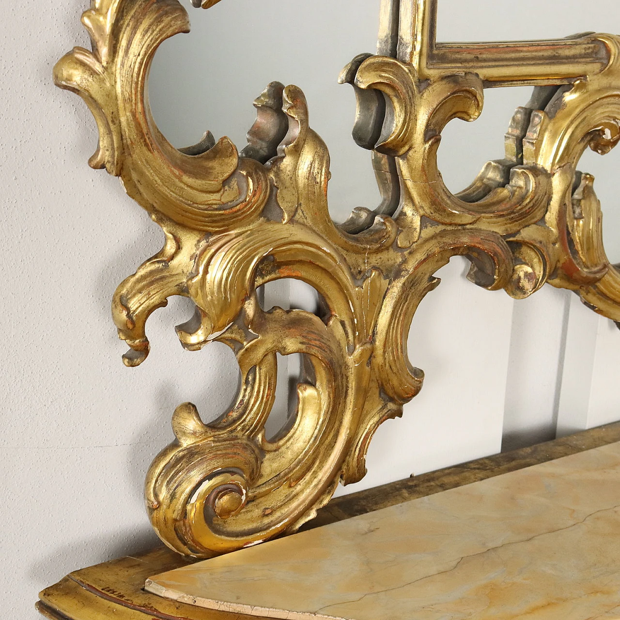 Console table in carved and gilt wood with mirror and marble top 4