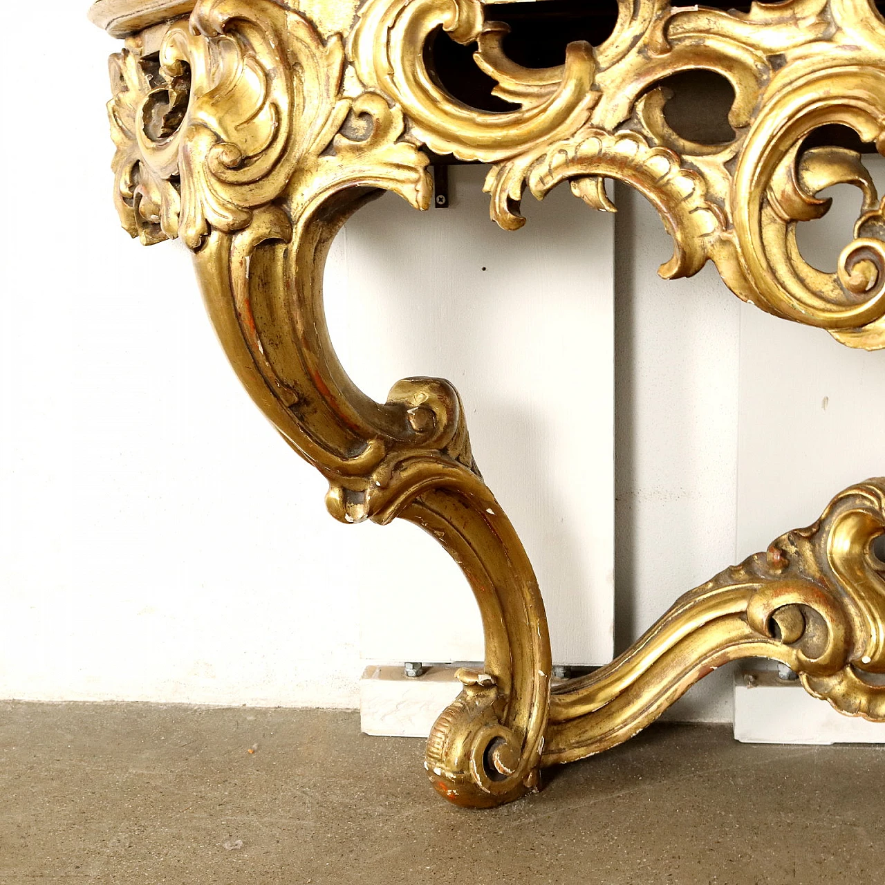 Console table in carved and gilt wood with mirror and marble top 7