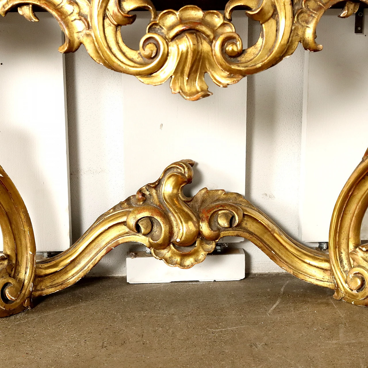 Console table in carved and gilt wood with mirror and marble top 8