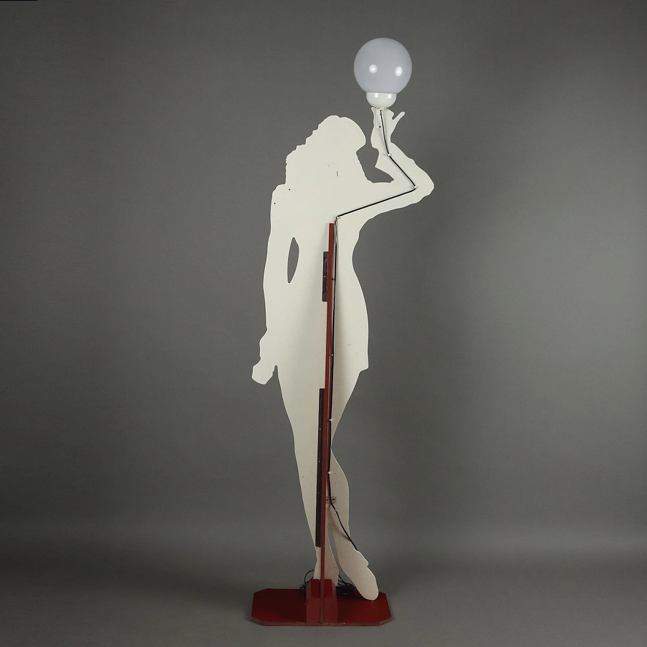 Lampada da terra con sagoma di donna in MDF smaltato, anni '80 7