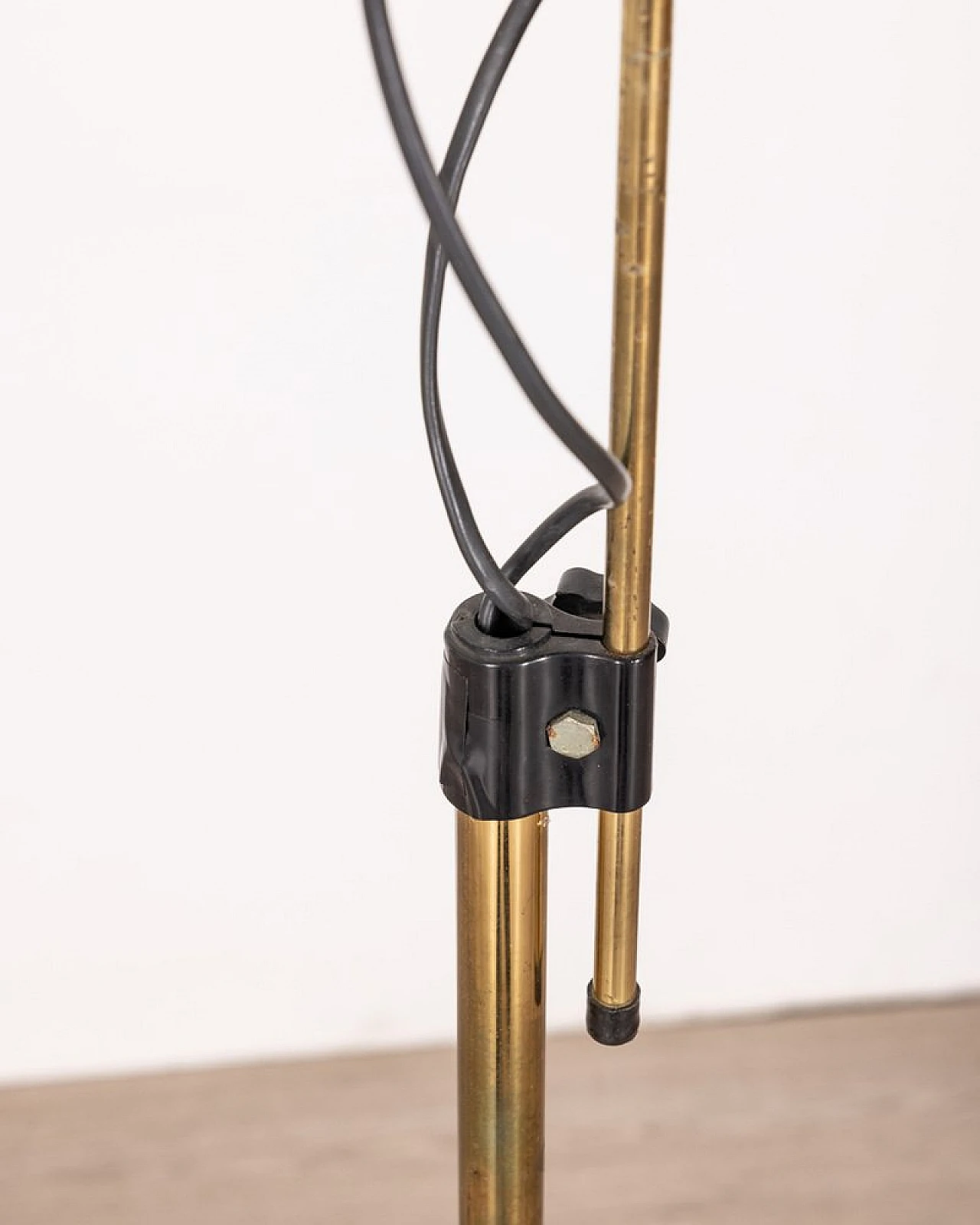 Two-lights floor lamp in golden brass and plastic inserts, 1970s 5