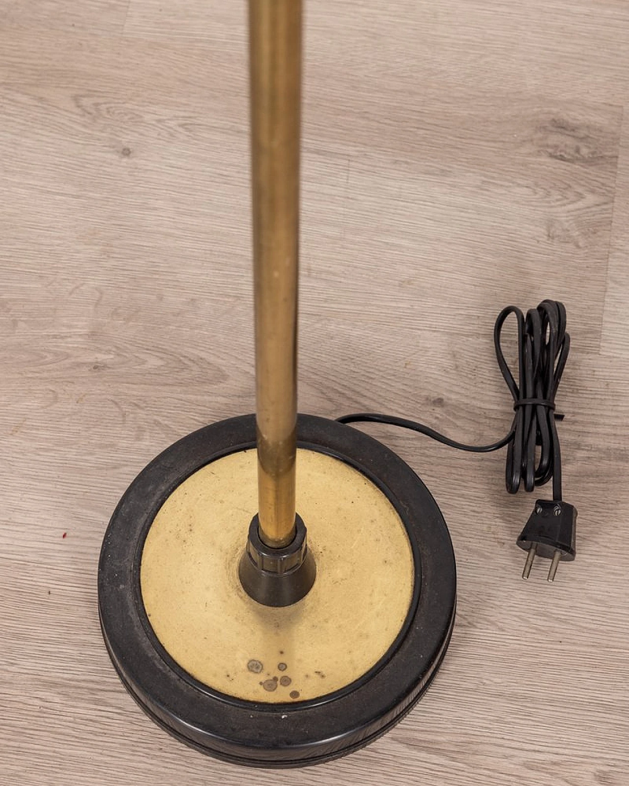 Two-lights floor lamp in golden brass and plastic inserts, 1970s 7