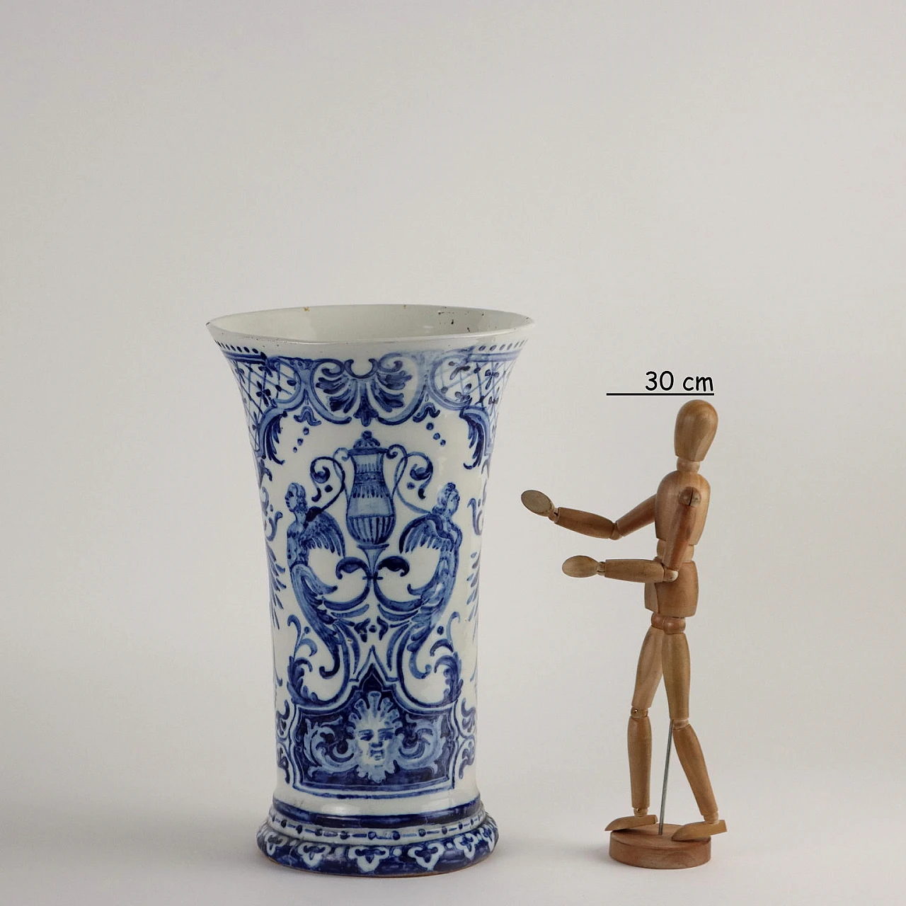 Vaso in maiolica decorato in monocromia del blu di Gien, fine '700 2