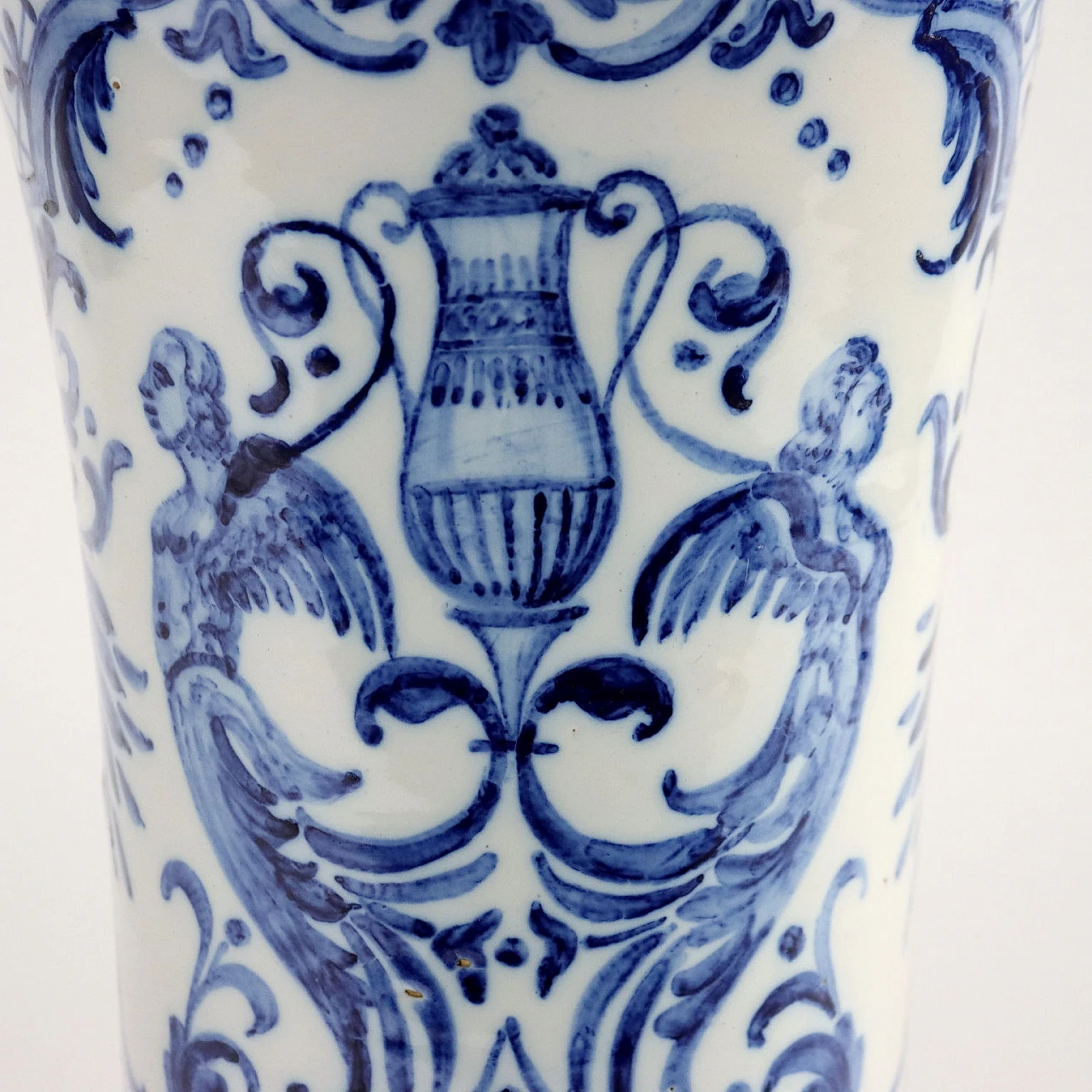 Vaso in maiolica decorato in monocromia del blu di Gien, fine '700 3