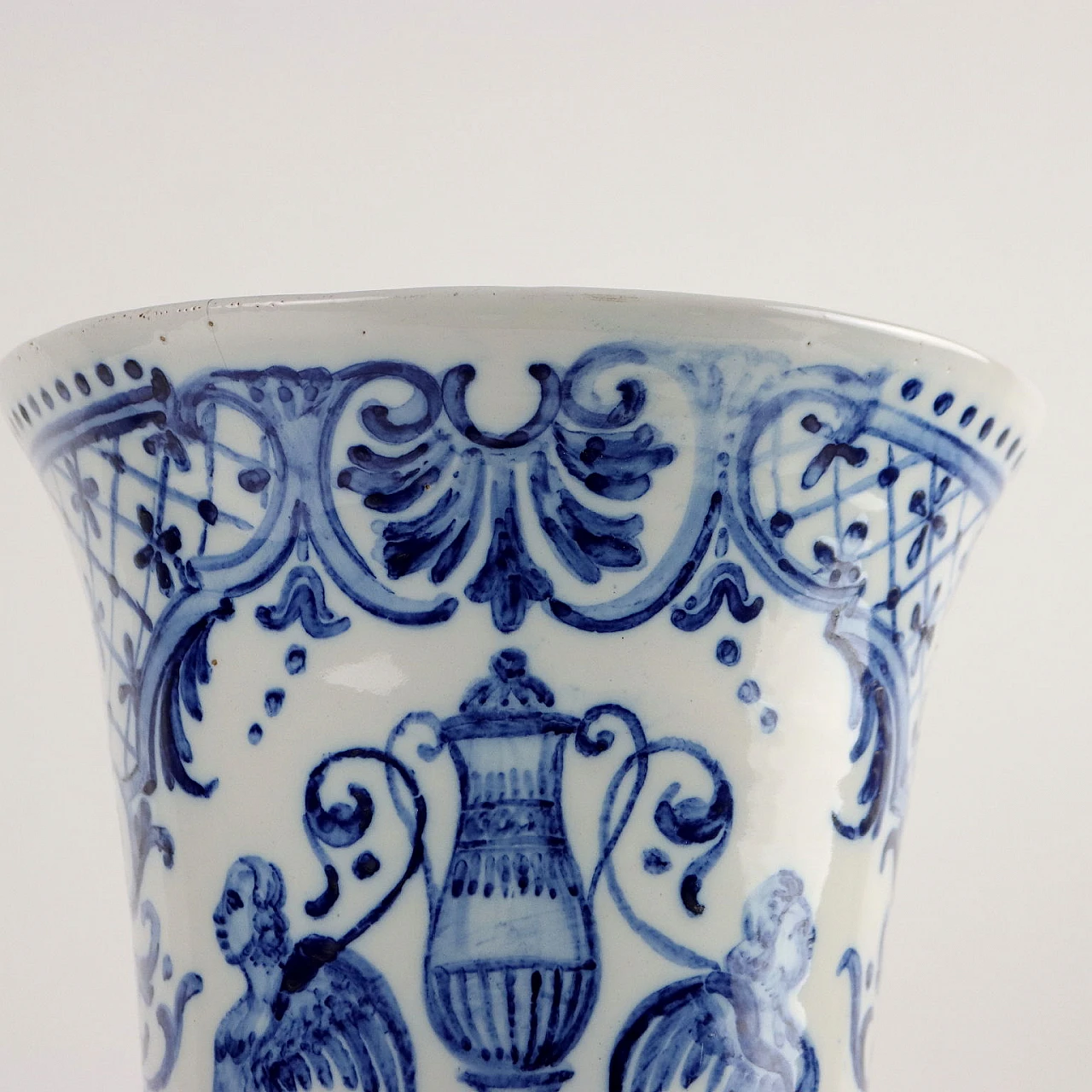 Vaso in maiolica decorato in monocromia del blu di Gien, fine '700 4