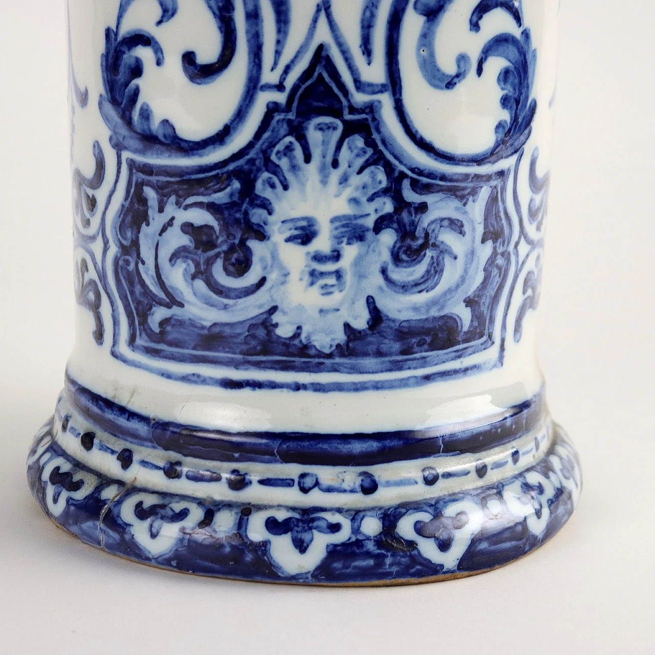 Vaso in maiolica decorato in monocromia del blu di Gien, fine '700 5