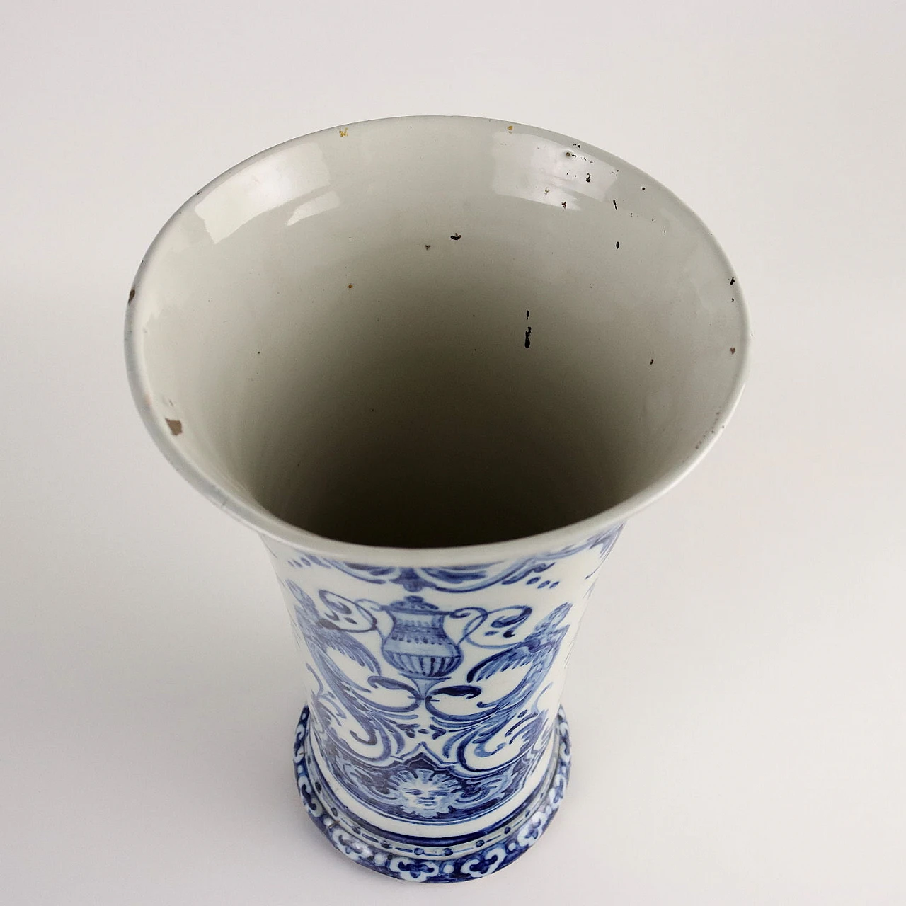 Vaso in maiolica decorato in monocromia del blu di Gien, fine '700 6