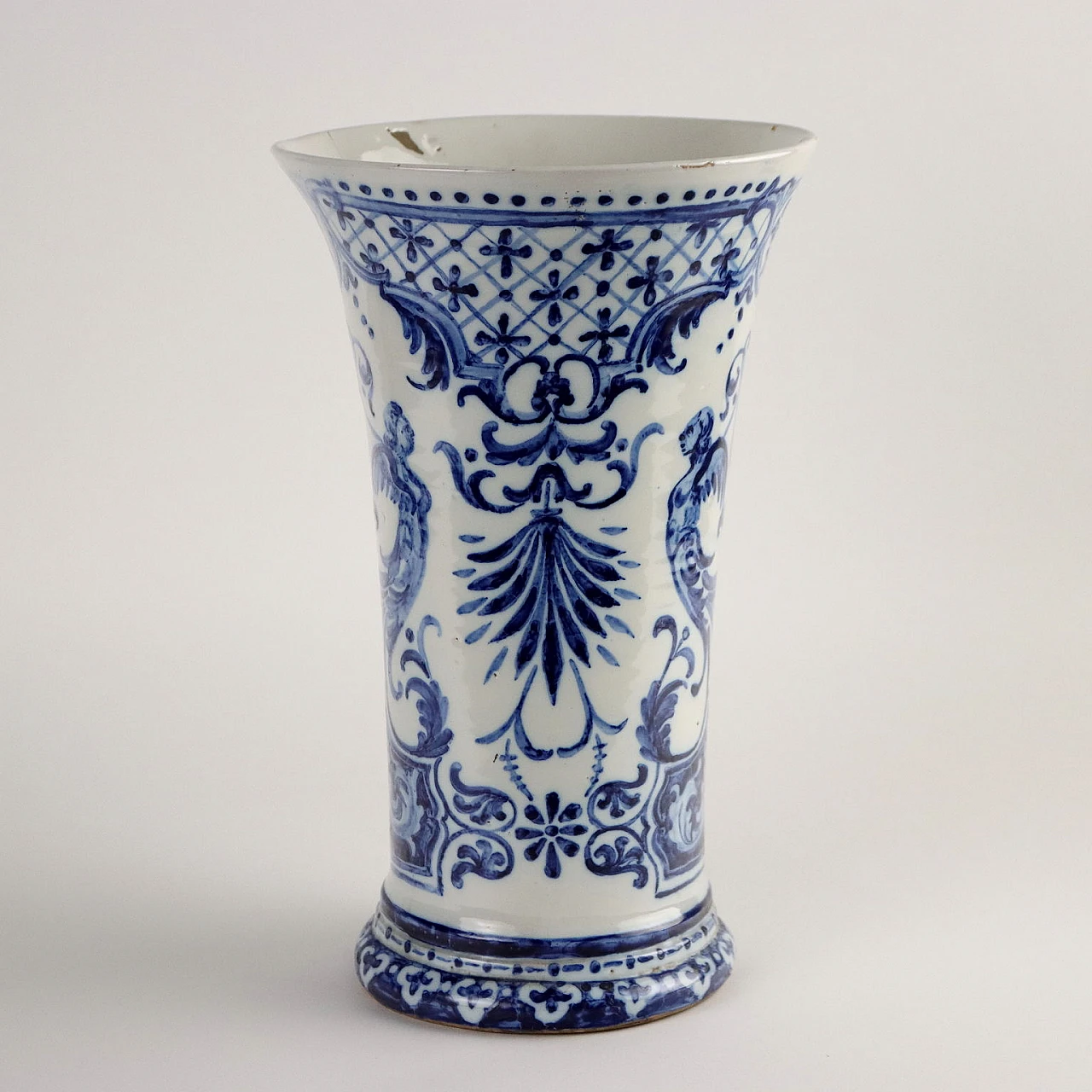 Vaso in maiolica decorato in monocromia del blu di Gien, fine '700 7