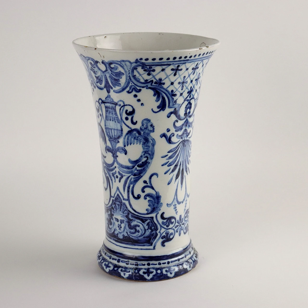 Vaso in maiolica decorato in monocromia del blu di Gien, fine '700 8