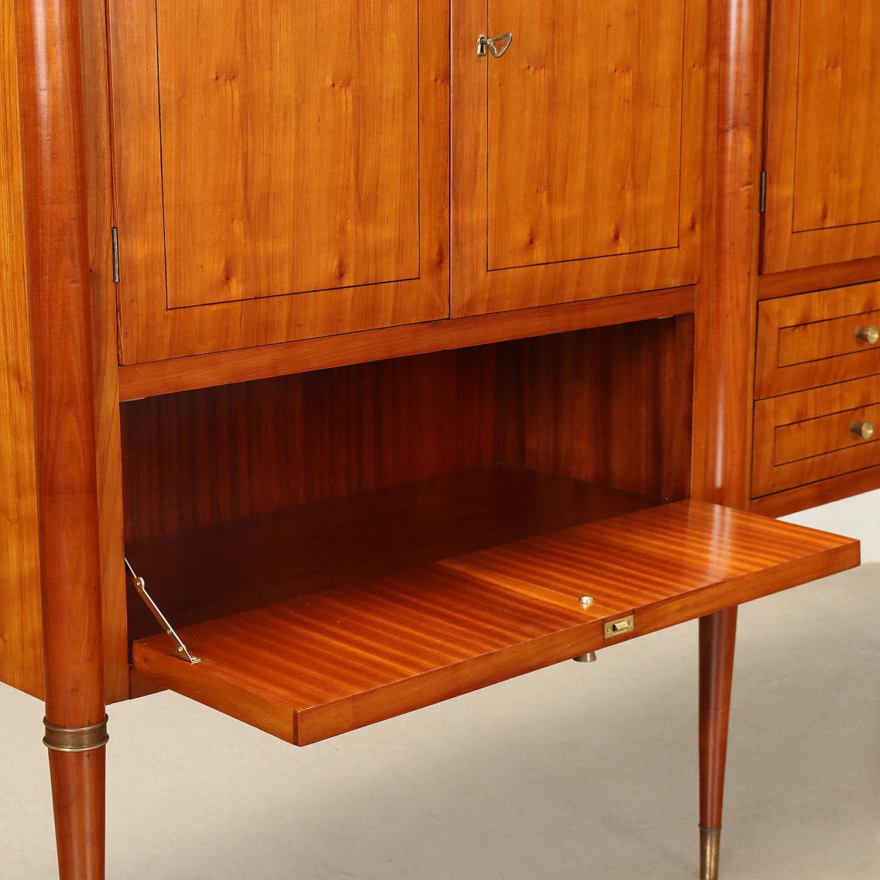 Credenza ad ante, ribalta e cassetti in ciliegio ed ottone, anni '50 7