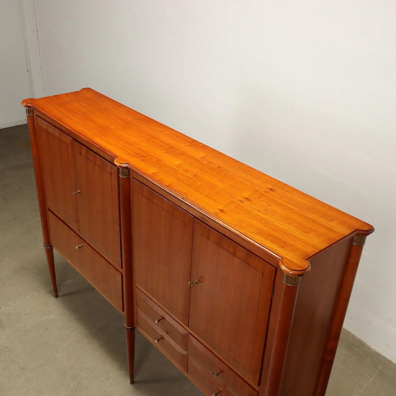 Credenza ad ante, ribalta e cassetti in ciliegio ed ottone, anni '50 10