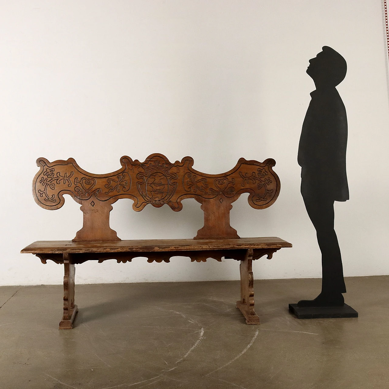 Baroque carved walnut bench with heraldic coat of arms, 18th century 2