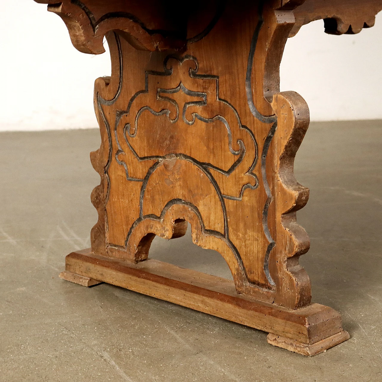 Baroque carved walnut bench with heraldic coat of arms, 18th century 5