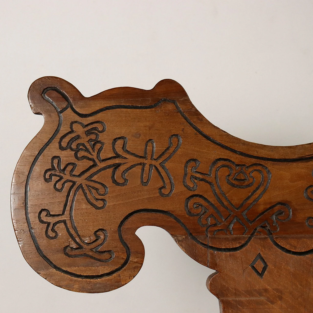 Baroque carved walnut bench with heraldic coat of arms, 18th century 8