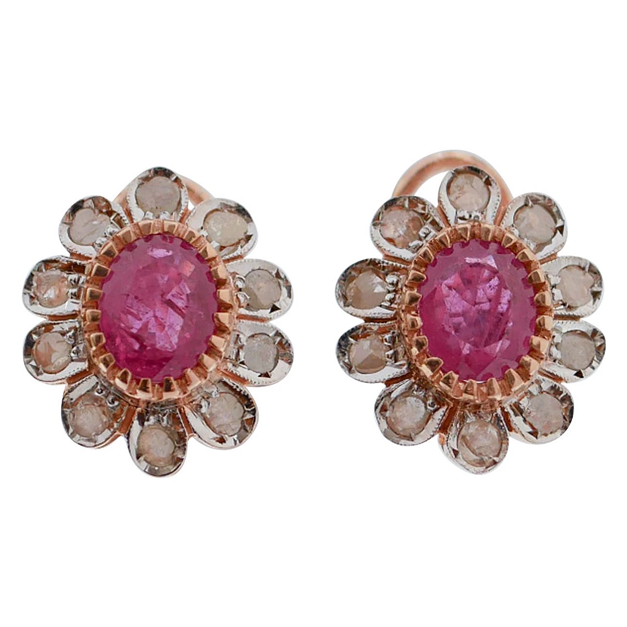 Coppia di orecchini in rubini, diamanti, oro rosa e argento. 1