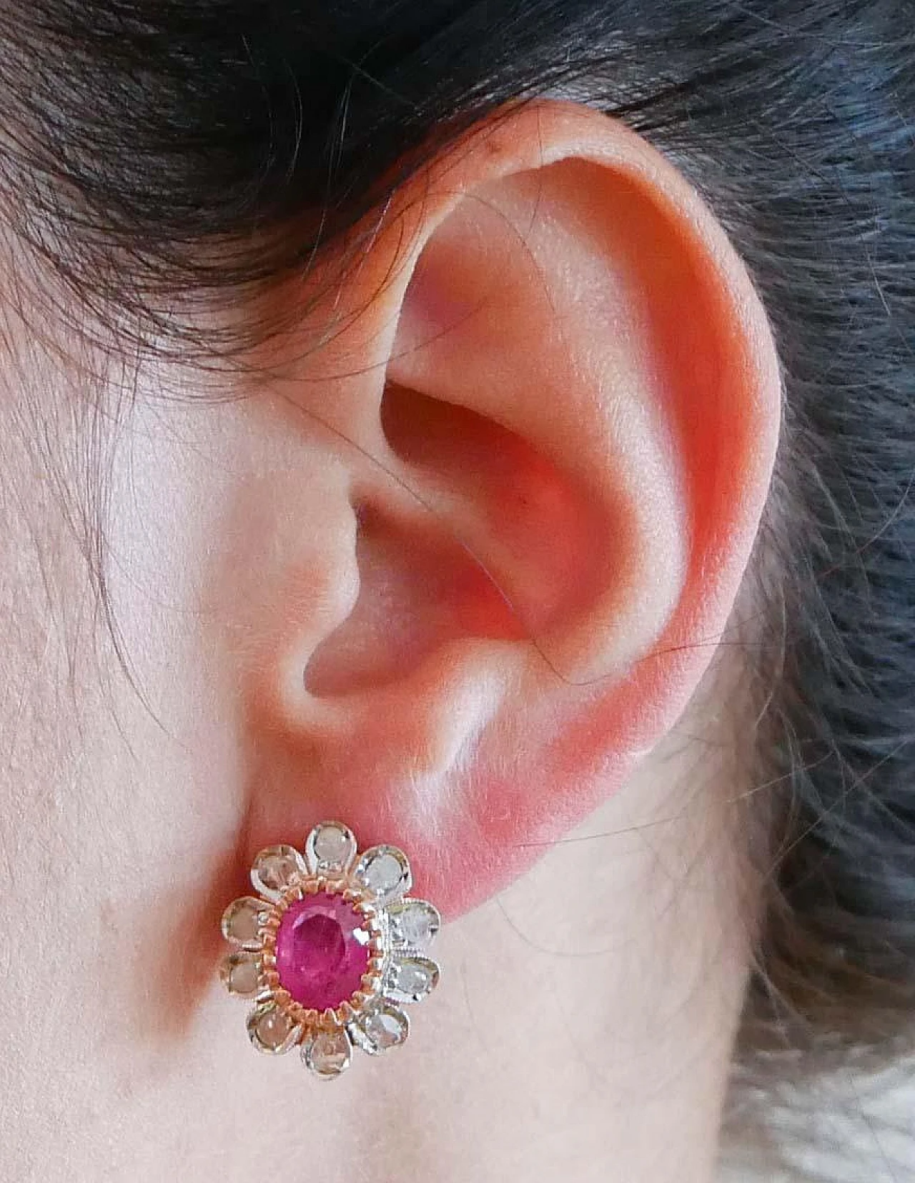 Coppia di orecchini in rubini, diamanti, oro rosa e argento. 5