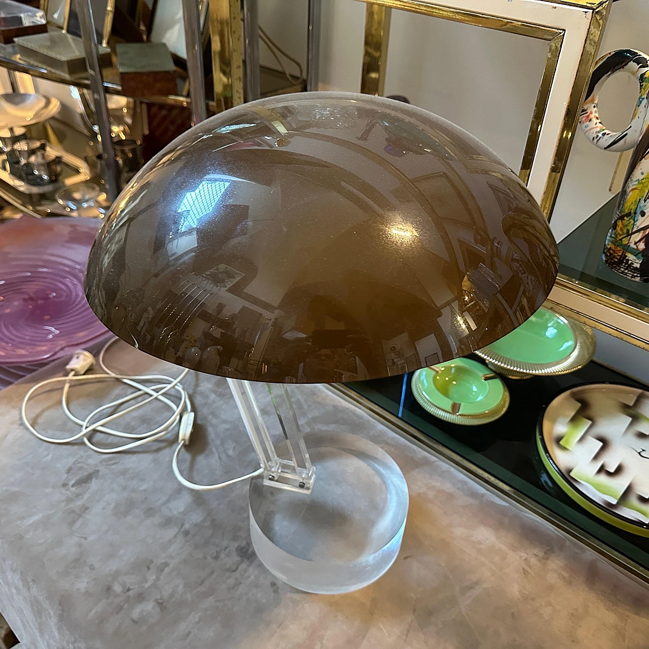 Lampada da tavolo in lucite trasparente e plastica marrone, anni '70 4