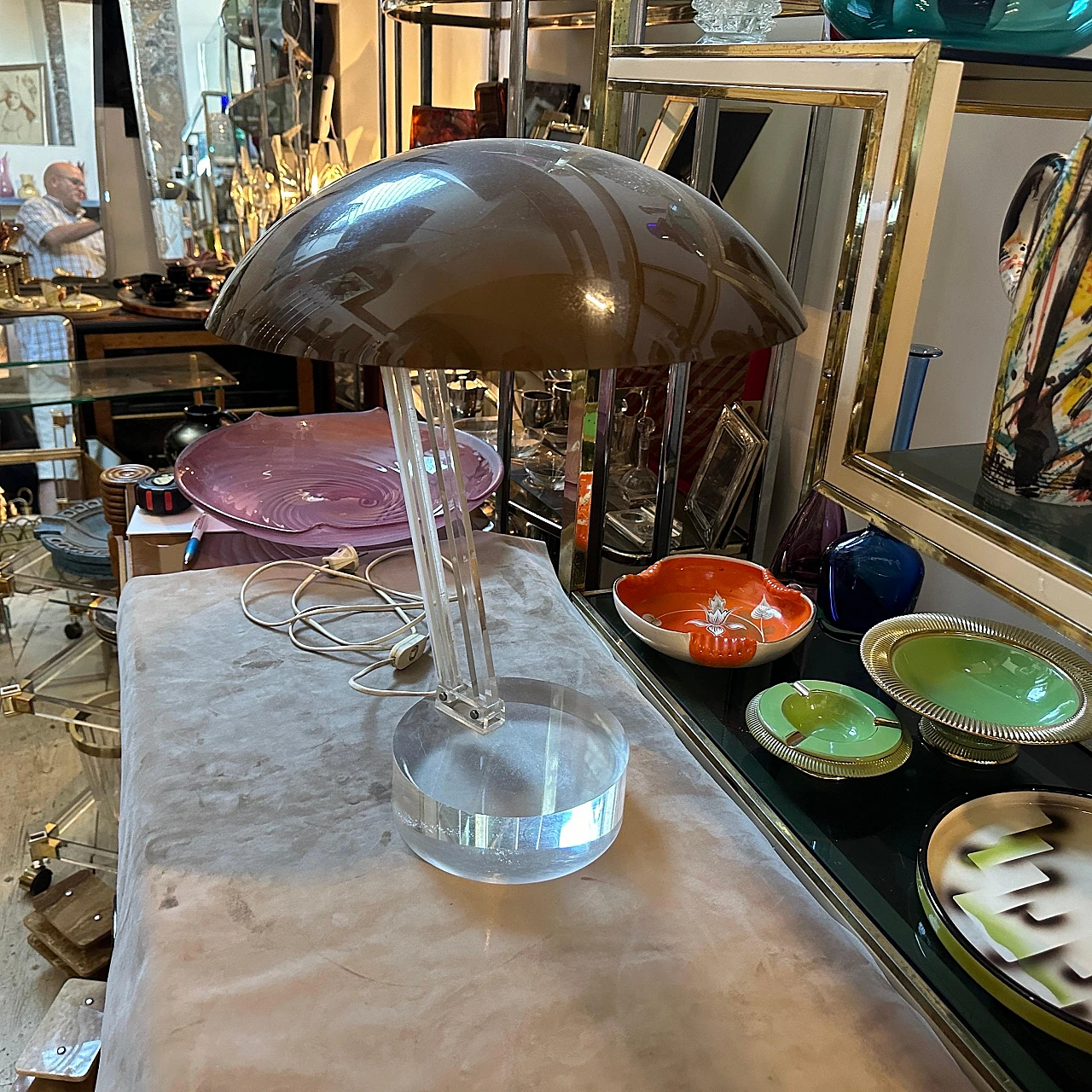 Lampada da tavolo in lucite trasparente e plastica marrone, anni '70 5