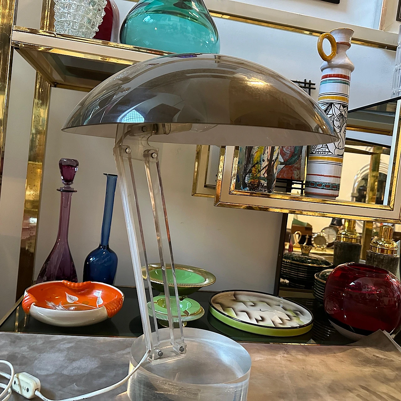 Lampada da tavolo in lucite trasparente e plastica marrone, anni '70 8