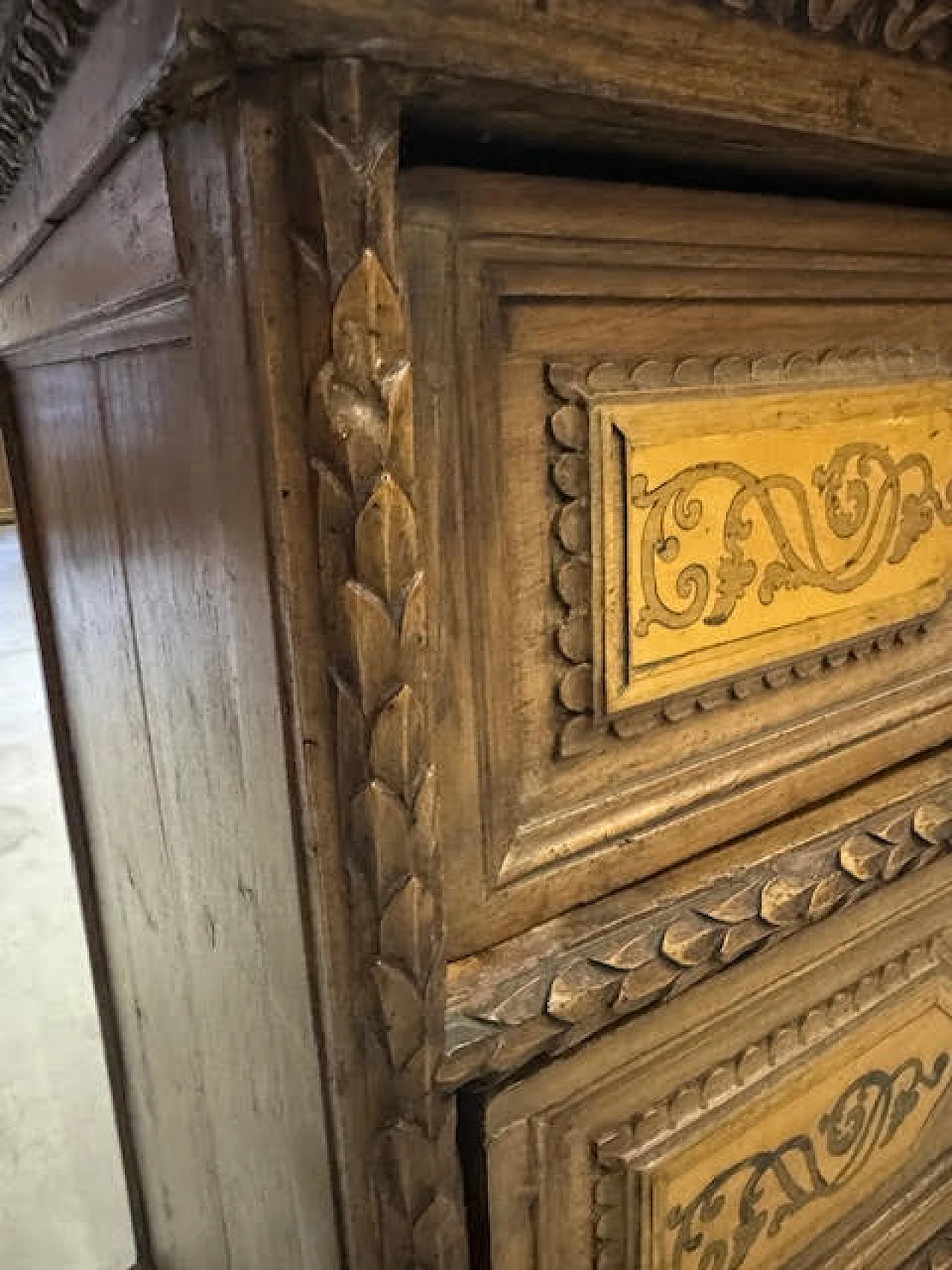 Bergamo walnut commode with inlays, 18th century 21