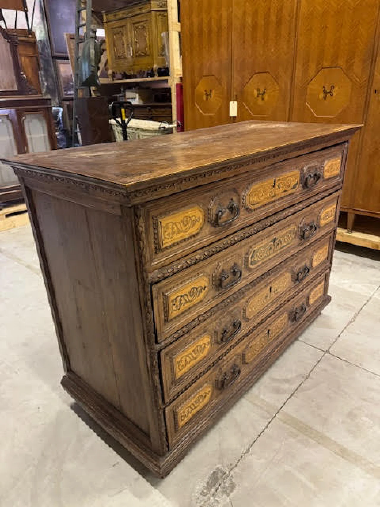 Bergamo walnut commode with inlays, 18th century 22