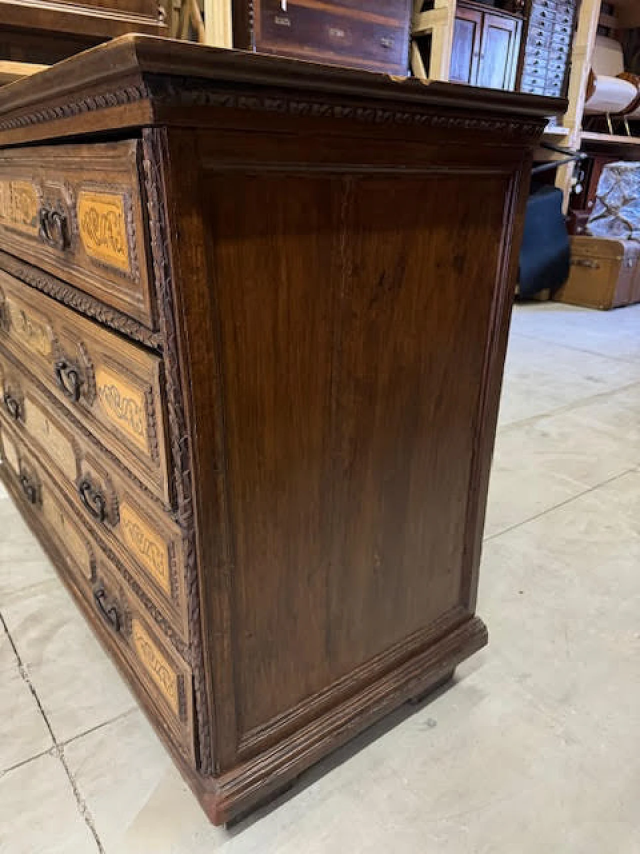 Bergamo walnut commode with inlays, 18th century 25