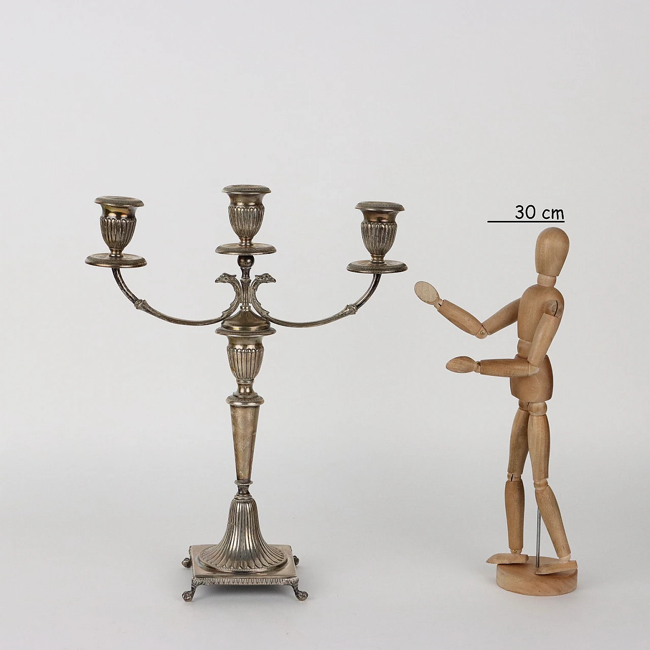 Candelabro a tre braccia in argento e quattro piedini a foggia ferina 2