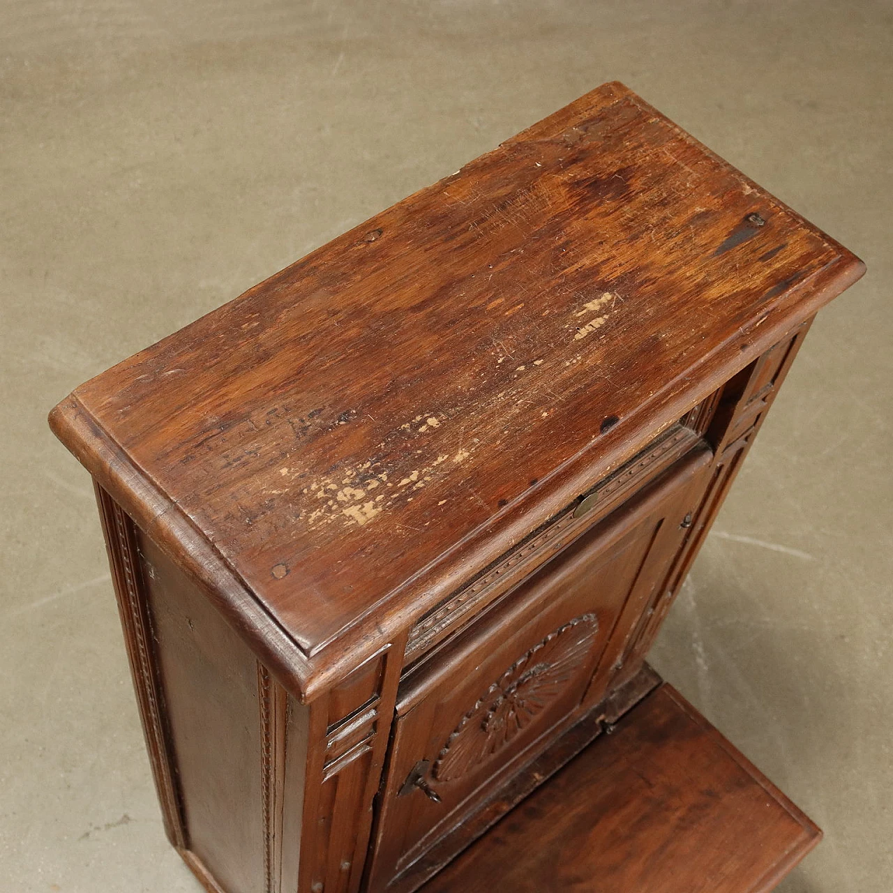 Walnut & chestnut kneeler with classical-style carvings, 18th century 4