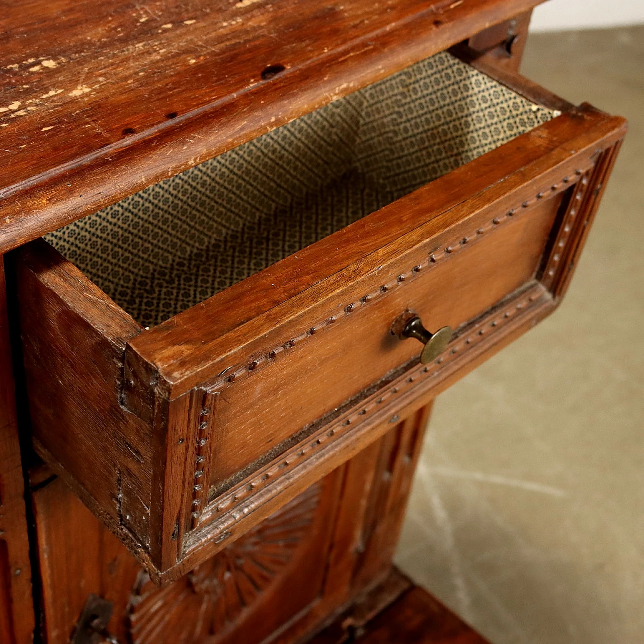 Walnut & chestnut kneeler with classical-style carvings, 18th century 5