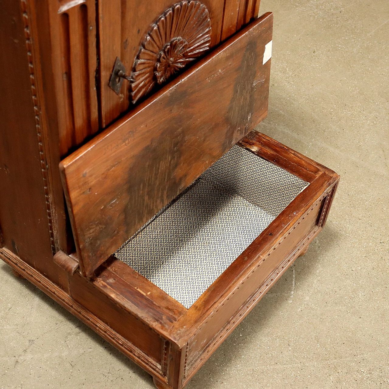 Walnut & chestnut kneeler with classical-style carvings, 18th century 7