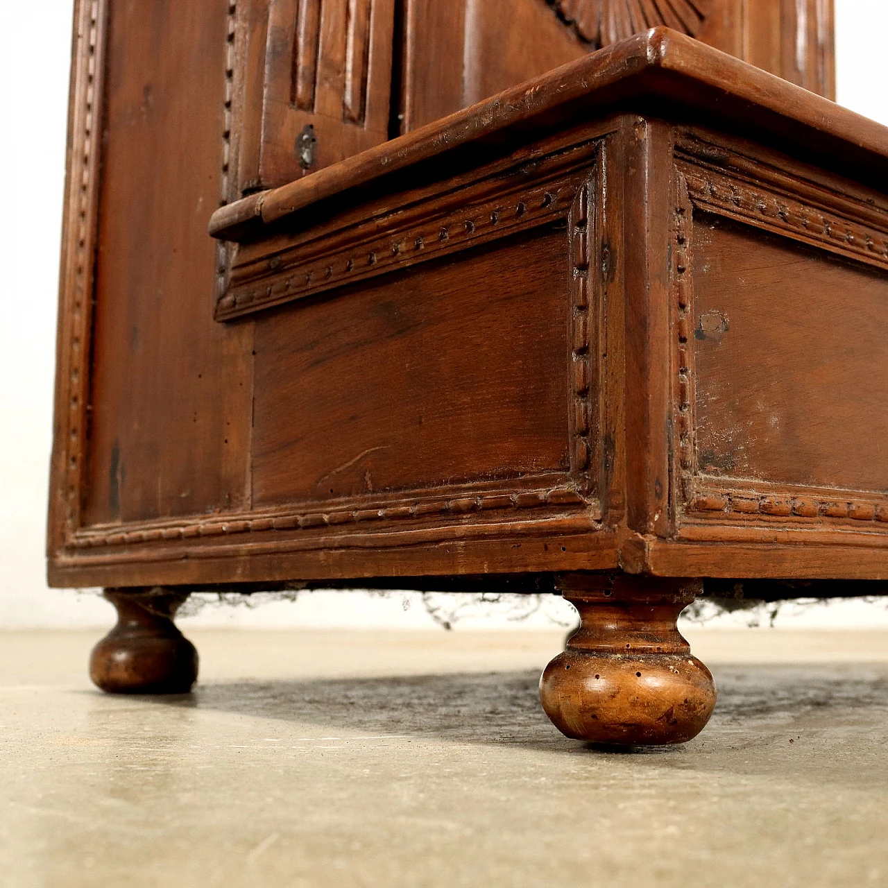 Walnut & chestnut kneeler with classical-style carvings, 18th century 8