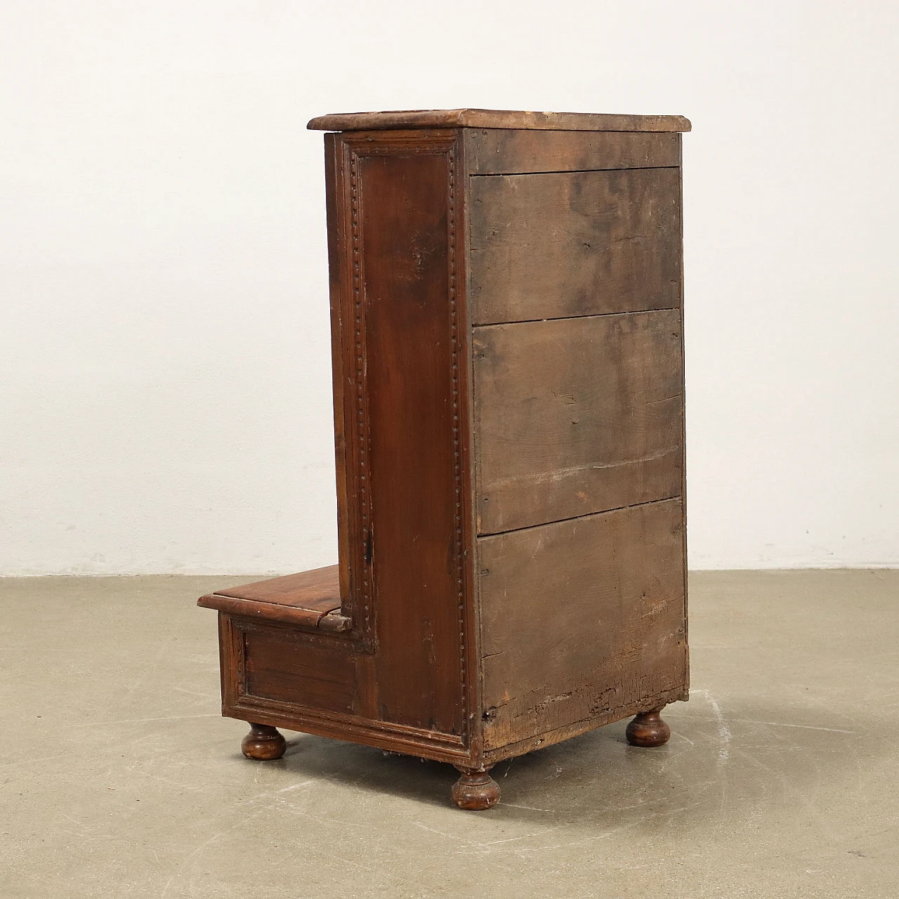 Walnut & chestnut kneeler with classical-style carvings, 18th century 9